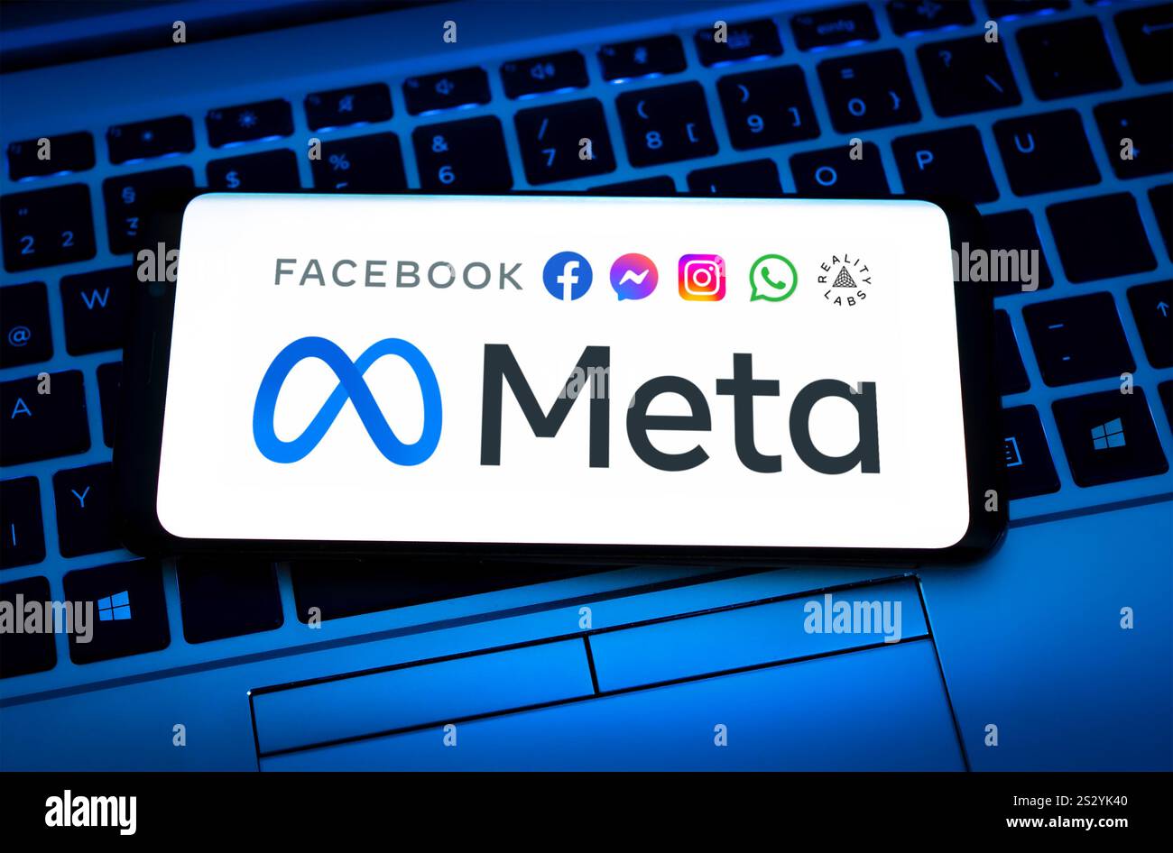 Logo meta Platforms visualizzato sul dispositivo mobile Foto Stock