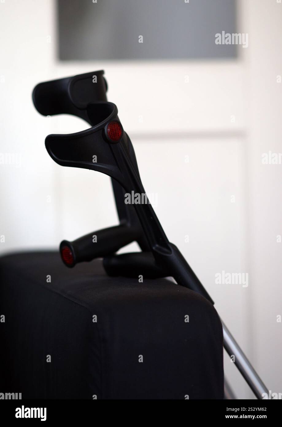 Eleganti stampelle dal design elegante appoggiate su una sofisticata base Black Surface Foto Stock