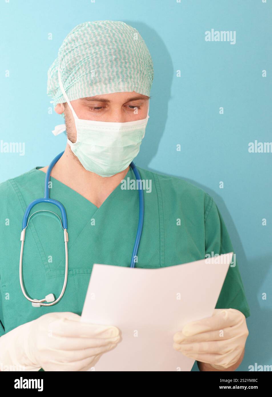 Un professionista sanitario esamina attentamente le registrazioni complete dei dati paziente Foto Stock