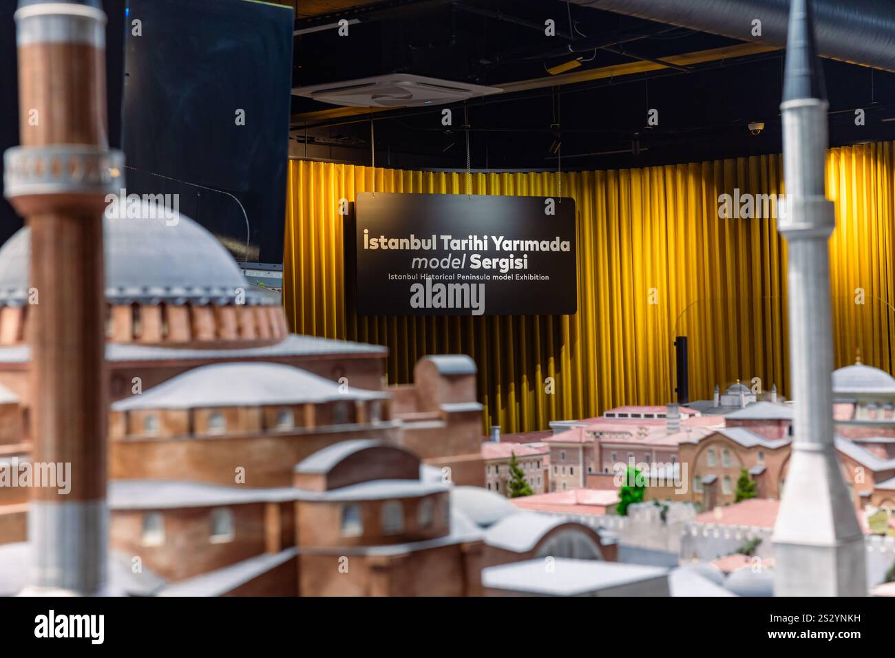 Istanbul Historical Peninsula Model Exhibition Hall a Miniaturk. Messa a fuoco selettiva sullo sfondo. Istanbul Turchia - 7.12.2024 Foto Stock