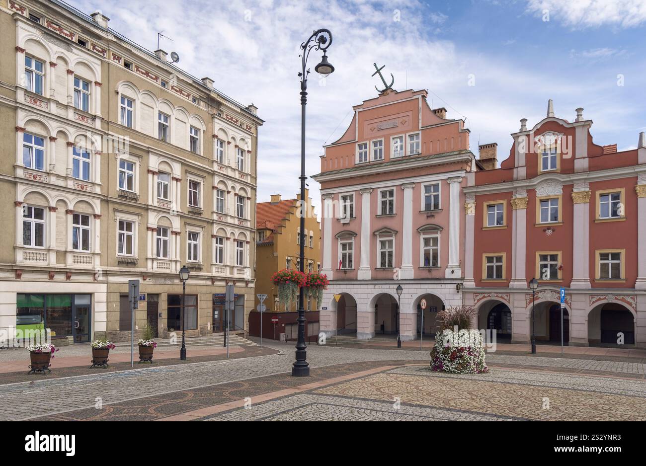 Gli edifici storici fanno da cornice a una graziosa piazza di Walbrzych, invitando all'esplorazione e all'ammirazione dell'architettura, in Polonia Foto Stock