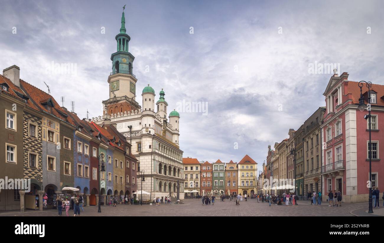 I visitatori apprezzeranno l'atmosfera vivace del municipio di Poznan, tra edifici colorati, in Polonia Foto Stock