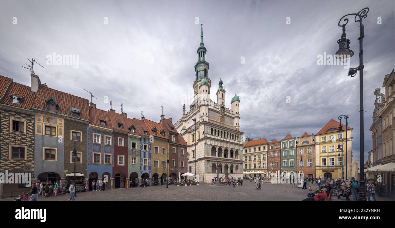 I visitatori apprezzeranno la vibrante atmosfera della piazza del mercato di Poznan, vicino allo storico municipio, in Polonia Foto Stock