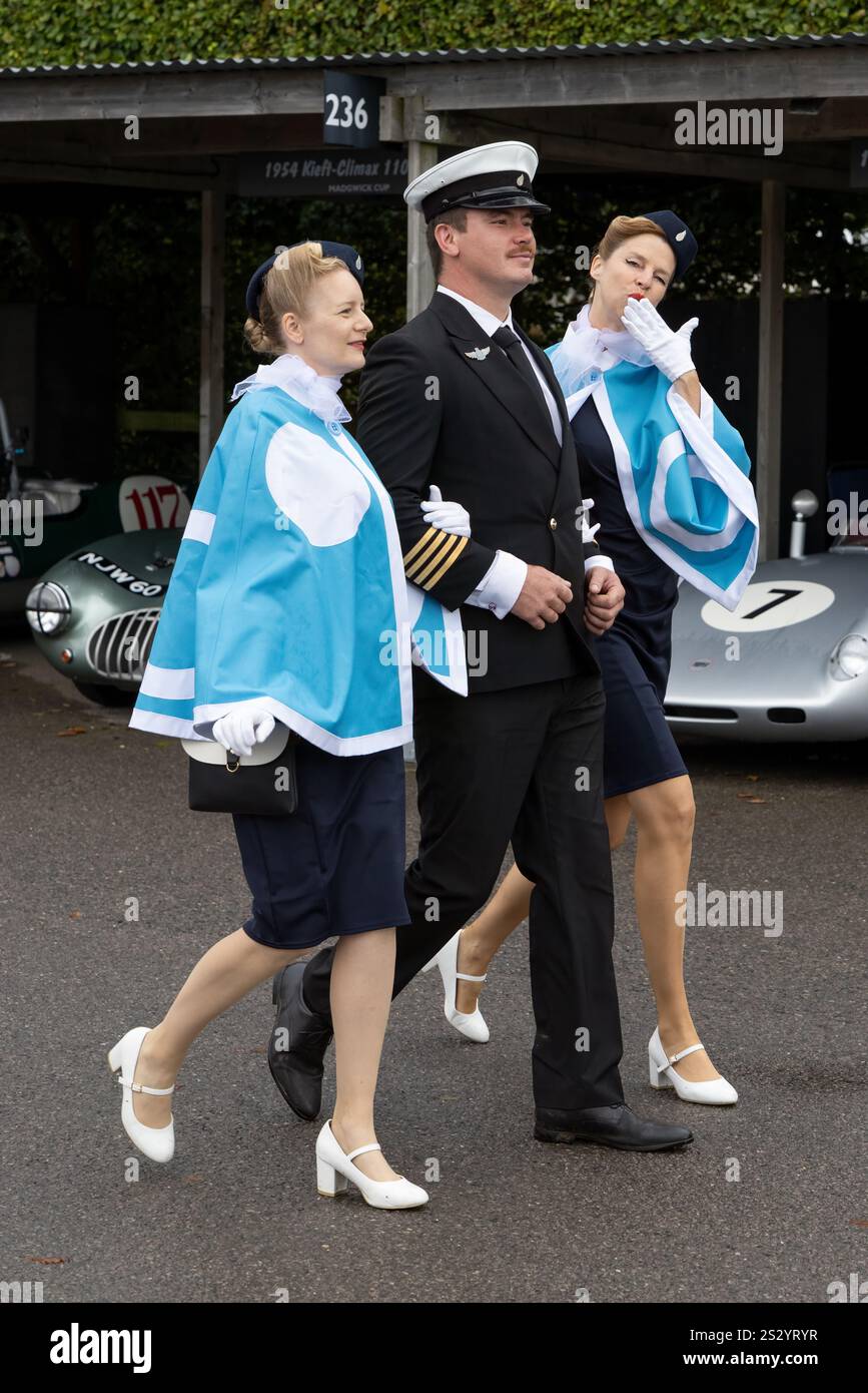 Gli attori dell'equipaggio aereo passeggiano attraverso i paddock al Goodwood Revival del 2024, Sussex, Regno Unito. Foto Stock