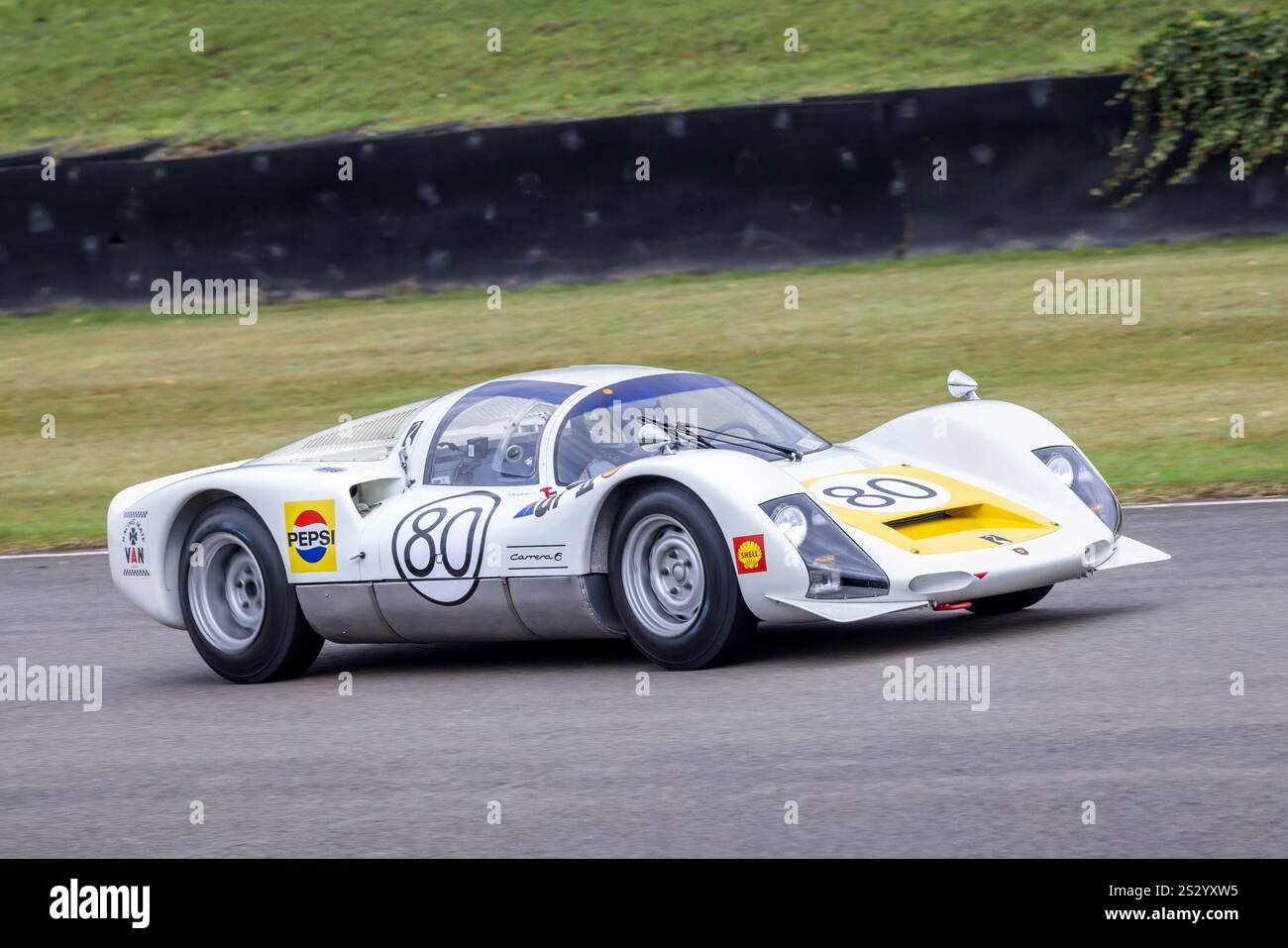 Suzuki / Attwood 1966 Porsche 906 durante la gara RAC TT Celebration al Goodwood Revival 2024, Sussex, Regno Unito. Foto Stock