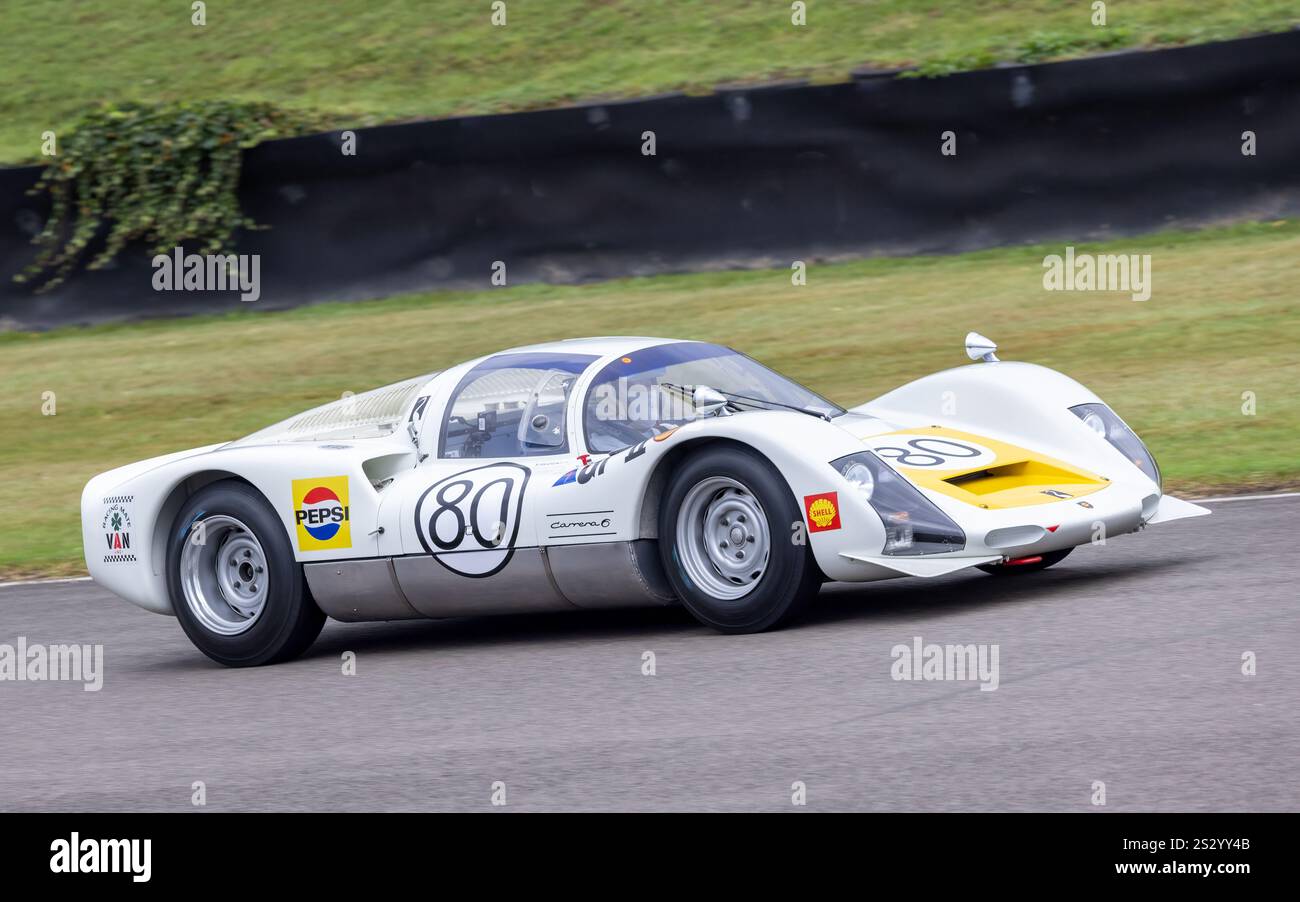 Suzuki / Attwood 1966 Porsche 906 durante la gara RAC TT Celebration al Goodwood Revival 2024, Sussex, Regno Unito. Foto Stock