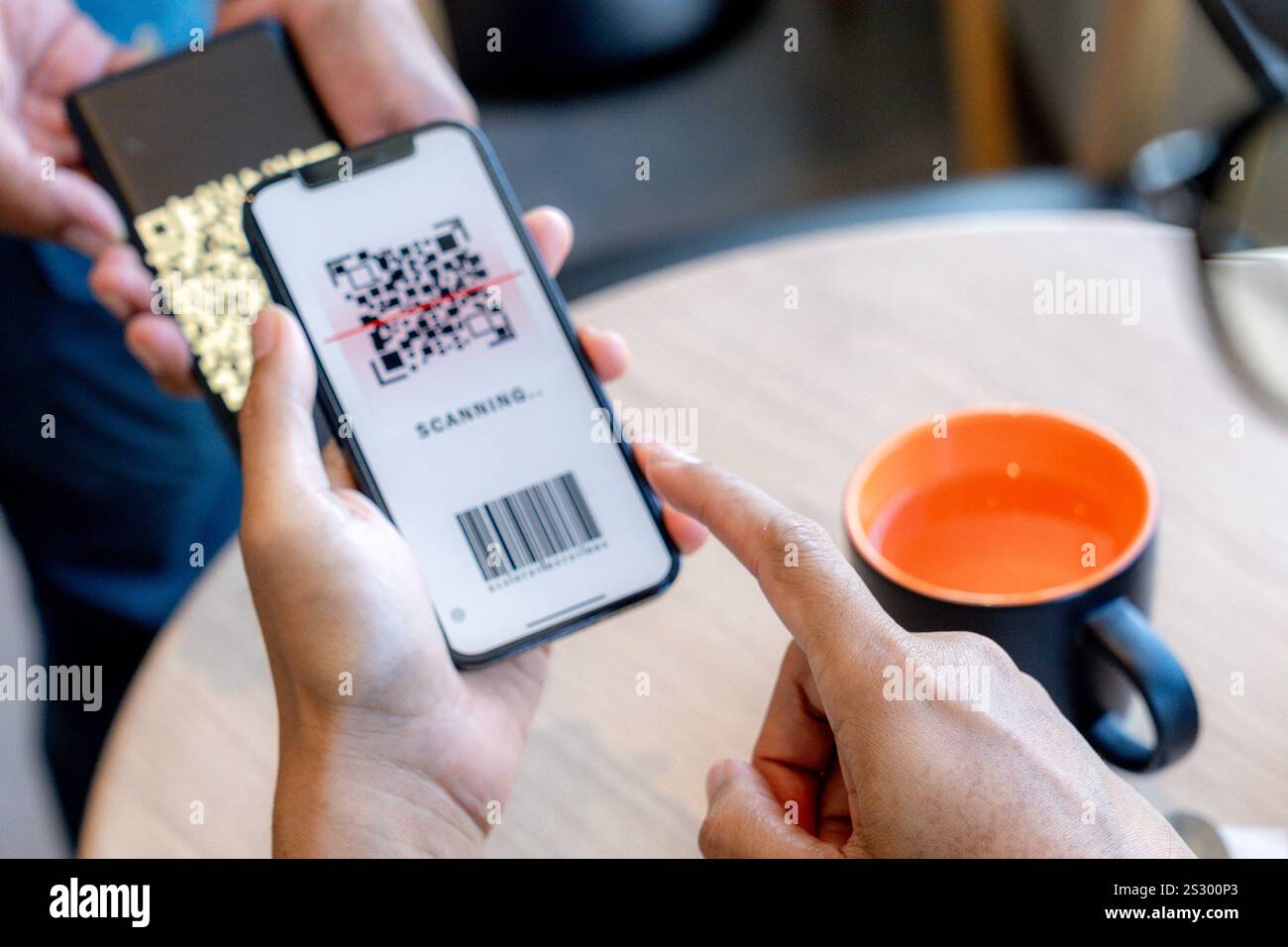 Cliente che utilizza il telefono per il pagamento al bar/ristorante, tecnologia con codice QR senza contanti e trasferimento di denaro. Foto Stock