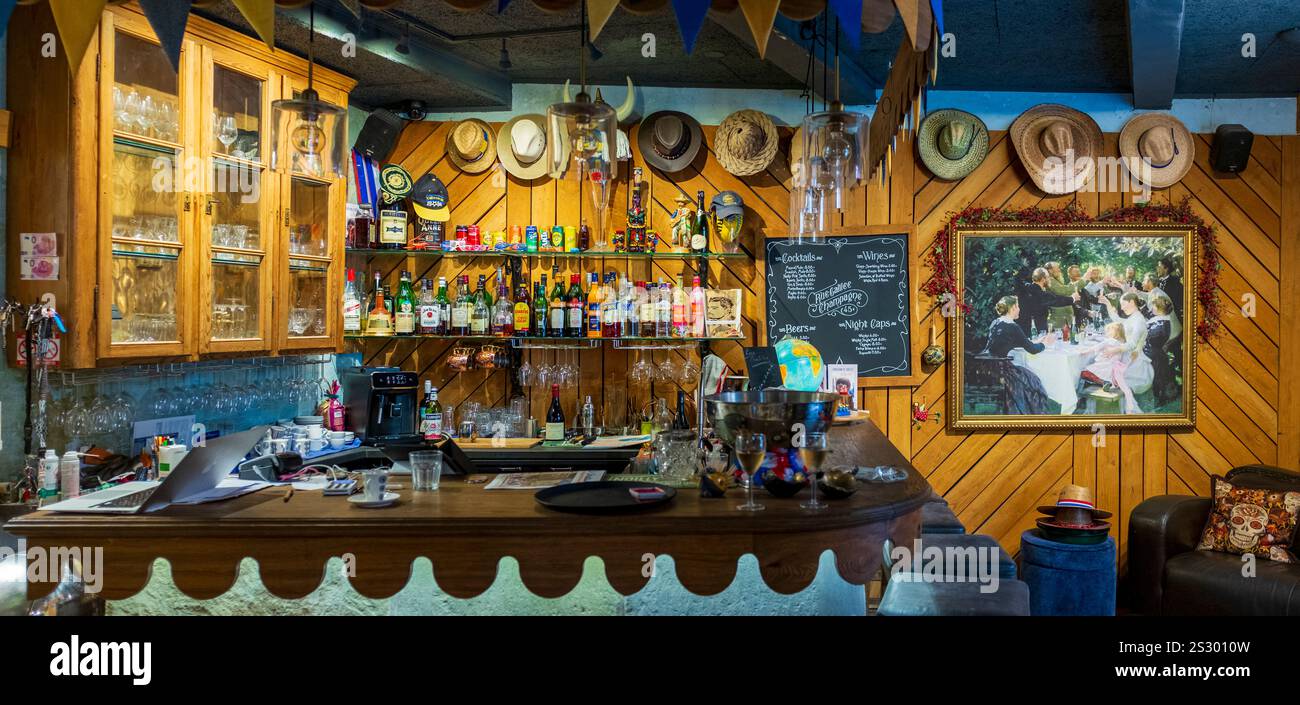 Interno del piccolo bar, Marsiglia, Herault, Occitanie, Francia, Europa Foto Stock