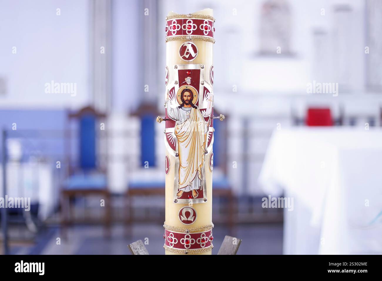 Candela pasquale - simbolo religioso con immagine di Gesù Cristo Foto Stock
