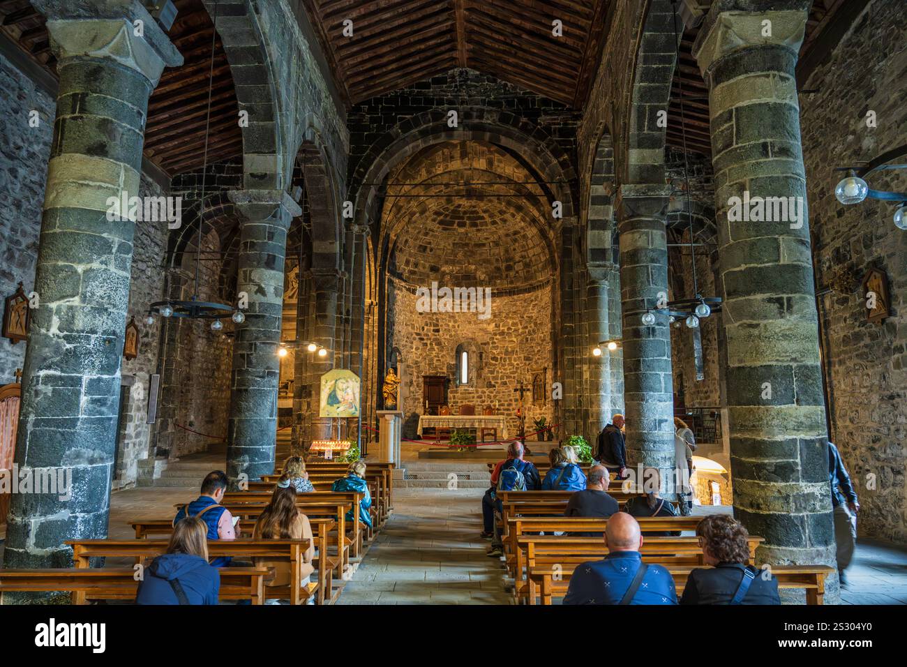 Interno della Chiesa di Santa Margherita d'Antiochia nel villaggio costiero di Vernazza nel Parco Nazionale delle cinque Terre nella regione Liguria del nord-ovest Italia Foto Stock