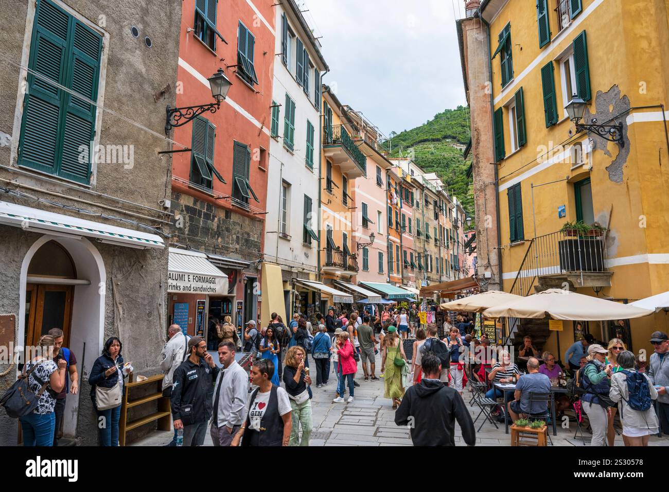 Folle di visitatori su via Visconti nel pittoresco villaggio costiero di Vernazza nel Parco Nazionale delle cinque Terre nella regione Liguria del nord-ovest Italia Foto Stock