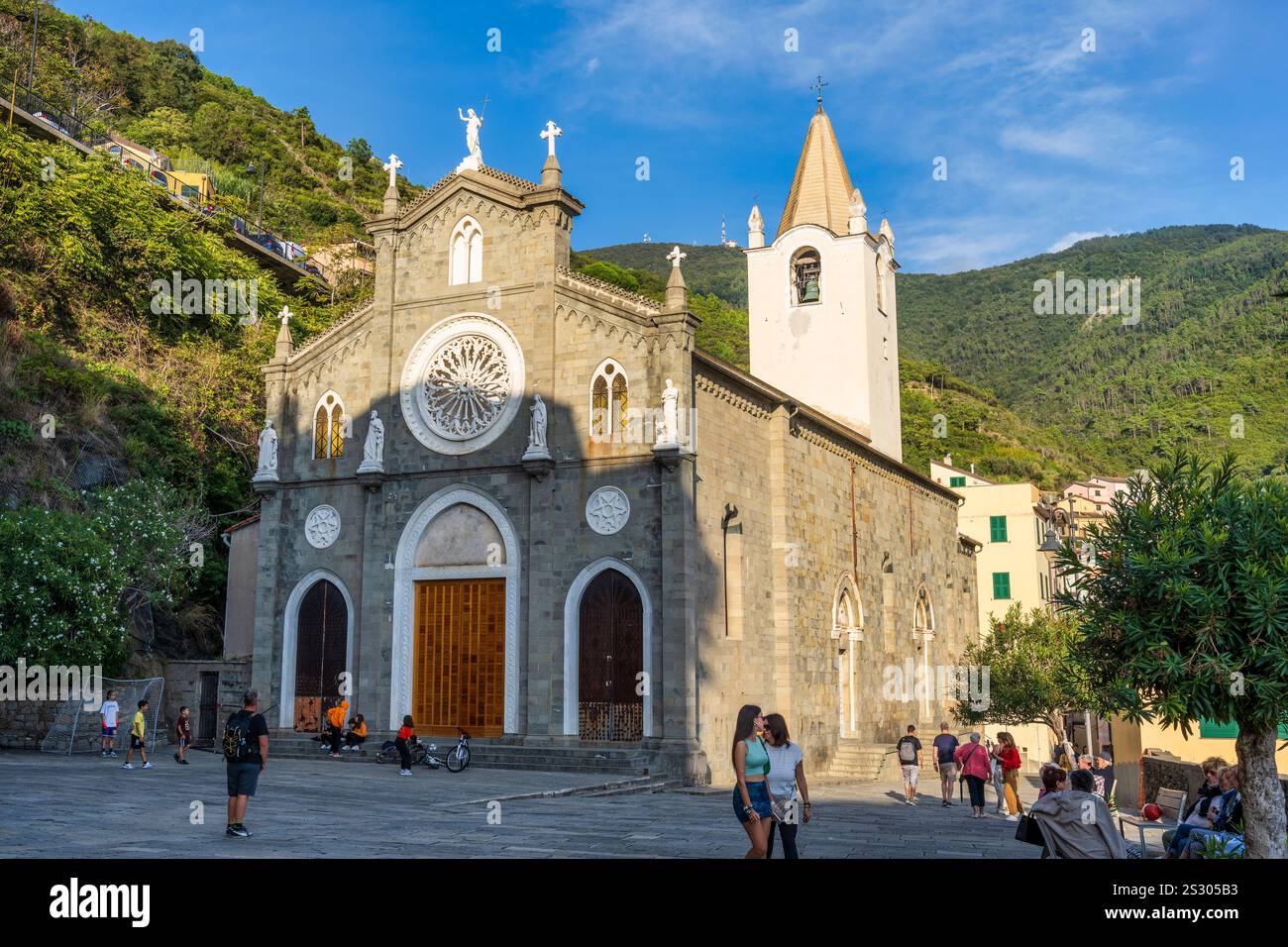 Chiesa di San Giovanni Battista in via Pecunia a Riomaggiore nel Parco Nazionale delle cinque Terre nella regione Liguria del nord-ovest Italia Foto Stock