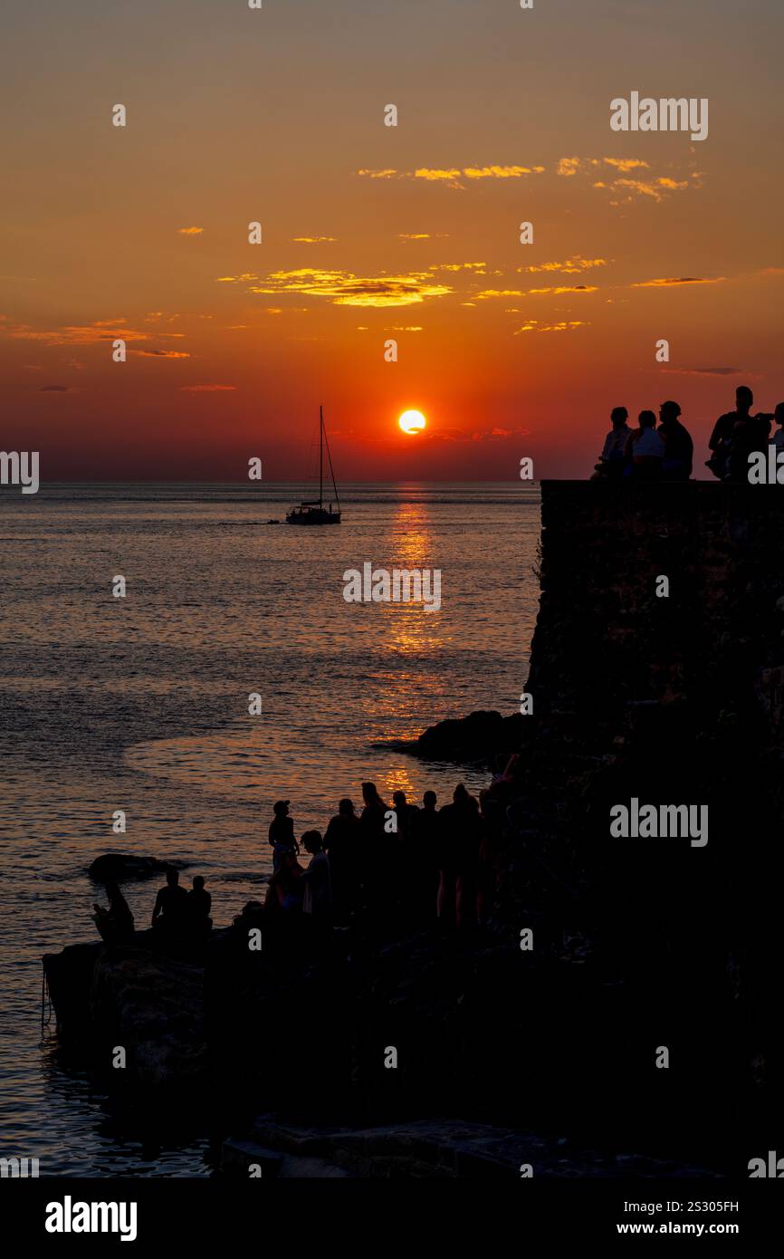 Tramonto sul Mar Ligure dal villaggio di pescatori di Riomaggiore nel Parco Nazionale delle cinque Terre nella regione Liguria del nord-ovest Italia Foto Stock
