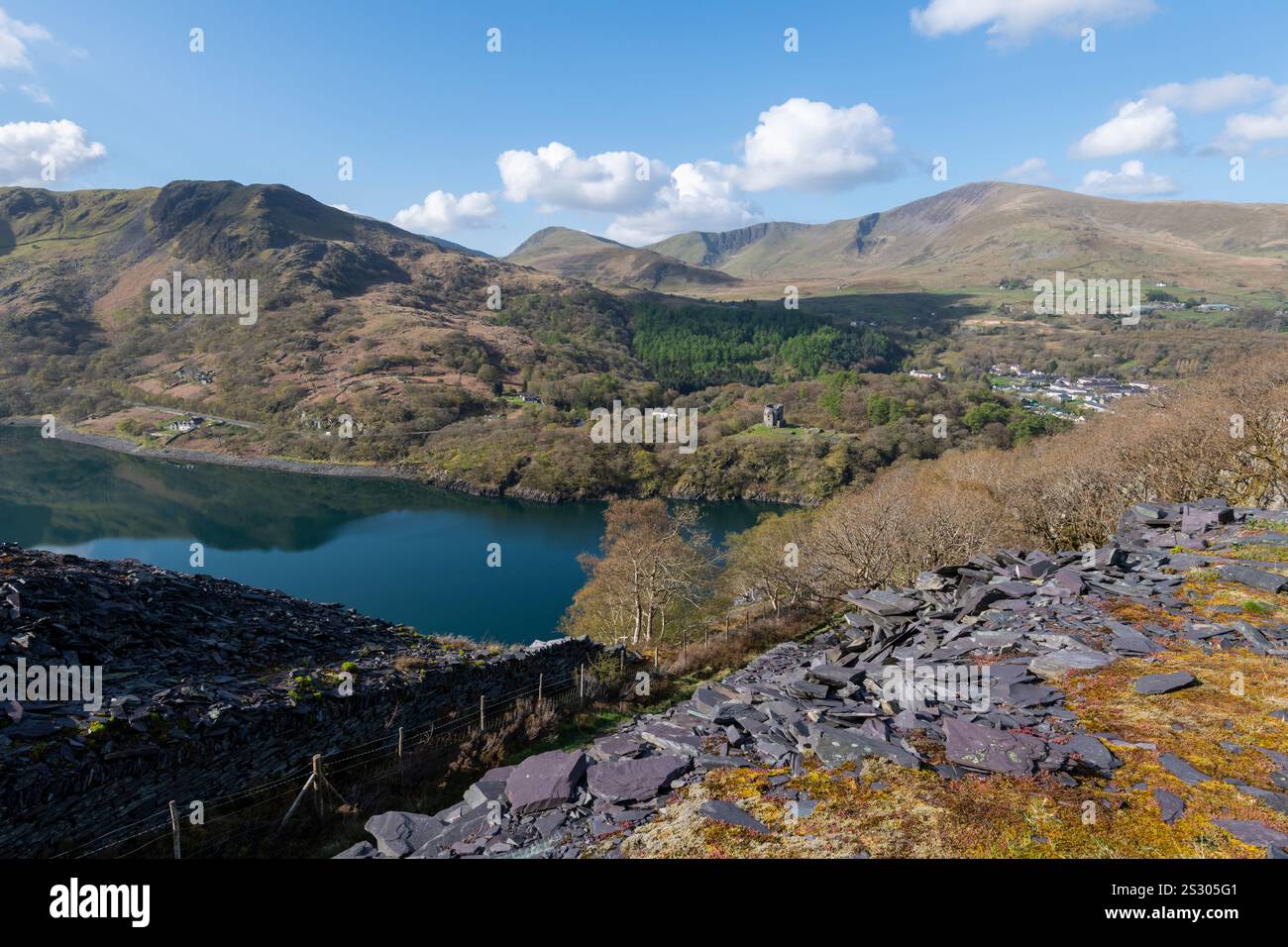 Llyn Peris vista dalla cava Dinorwig, Llanberis, Galles del Nord. Foto Stock