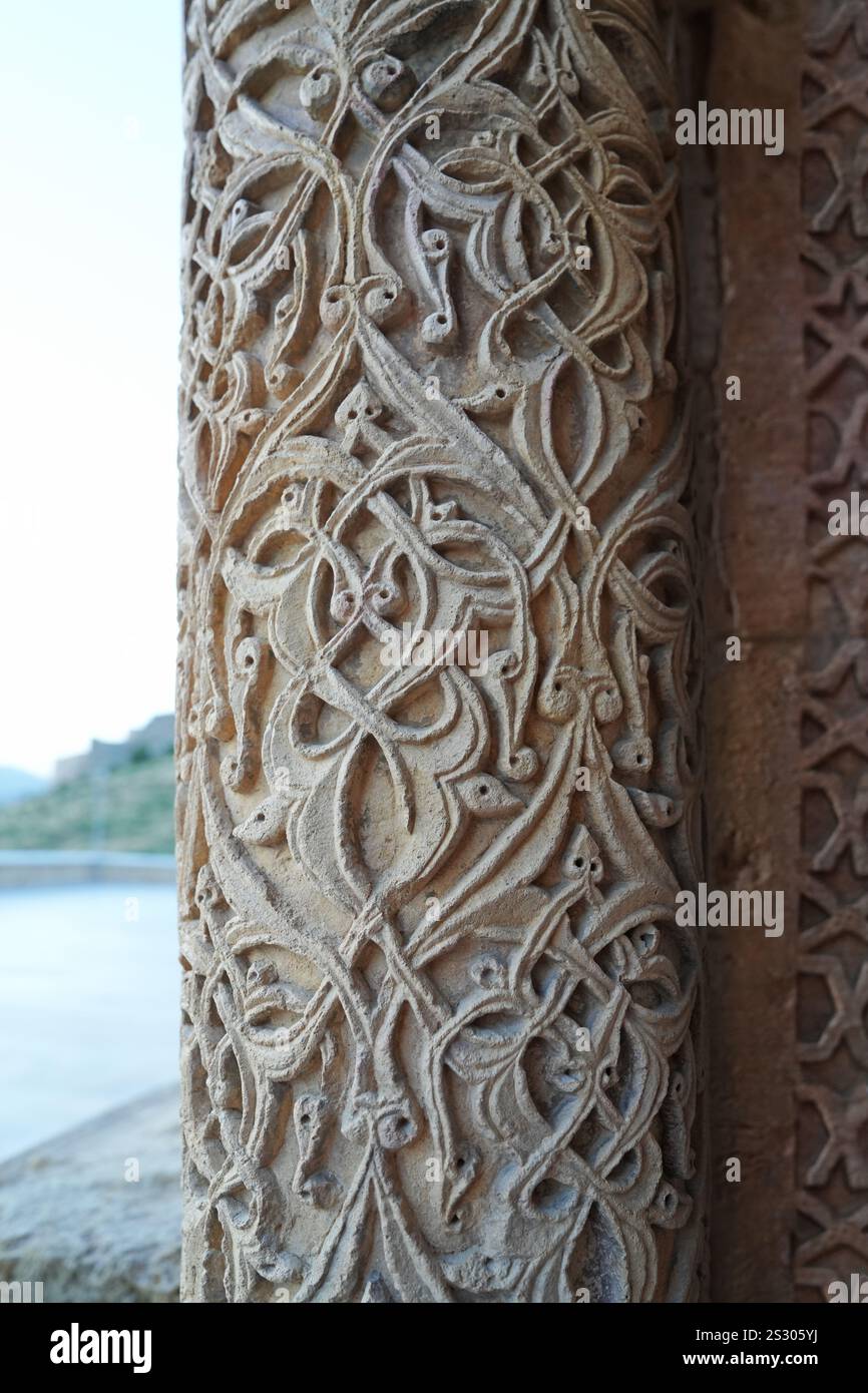 Un edificio storico incorniciato da lavori in pietra artisticamente intagliati. Dettagli architettonici della grande Moschea e ospedale di Divriği, patrimonio dell'umanità dell'UNESCO Foto Stock