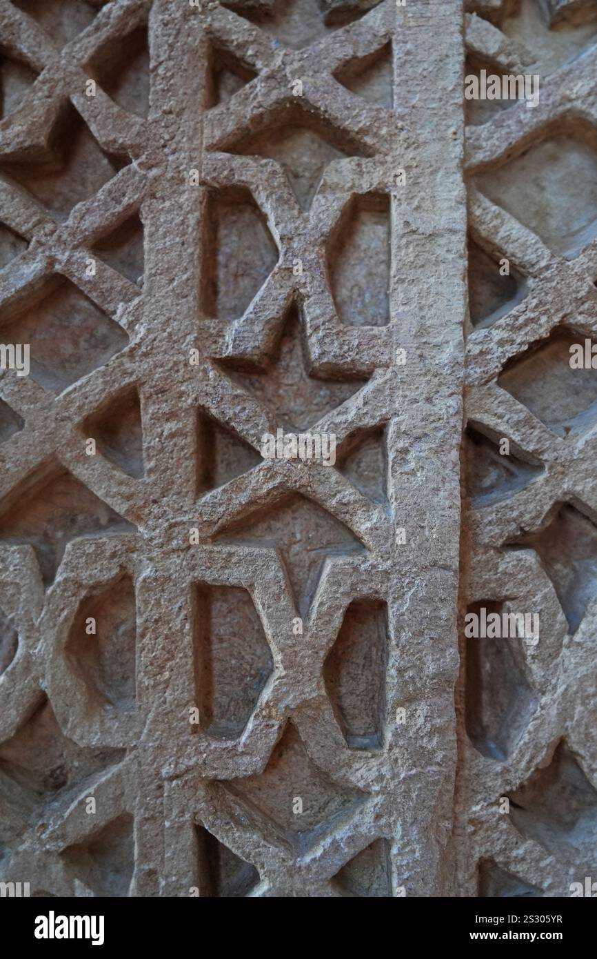 Un edificio storico incorniciato da lavori in pietra artisticamente intagliati. Dettagli architettonici della grande Moschea e ospedale di Divriği, patrimonio dell'umanità dell'UNESCO Foto Stock