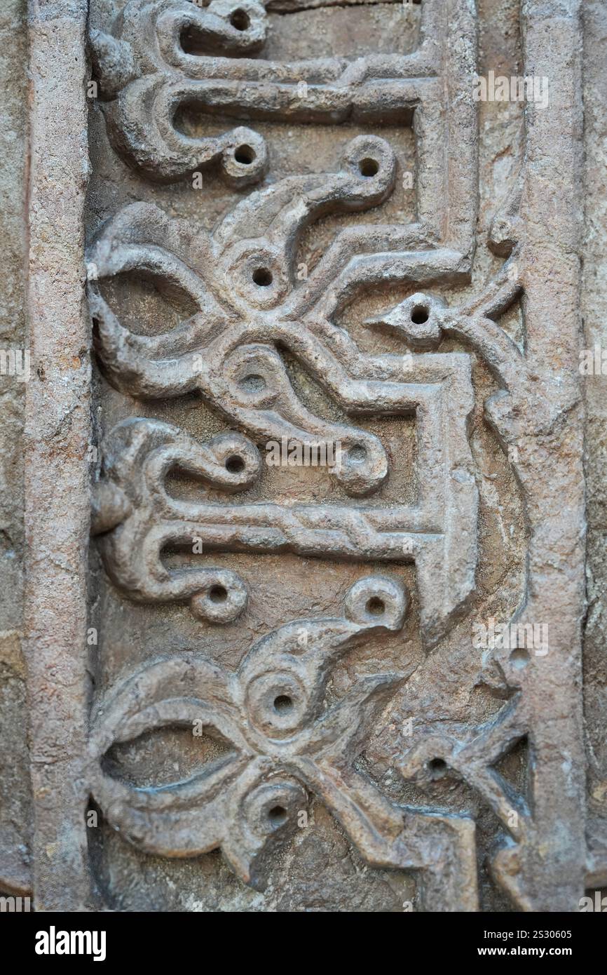 Un edificio storico incorniciato da lavori in pietra artisticamente intagliati. Dettagli architettonici della grande Moschea e ospedale di Divriği, patrimonio dell'umanità dell'UNESCO Foto Stock