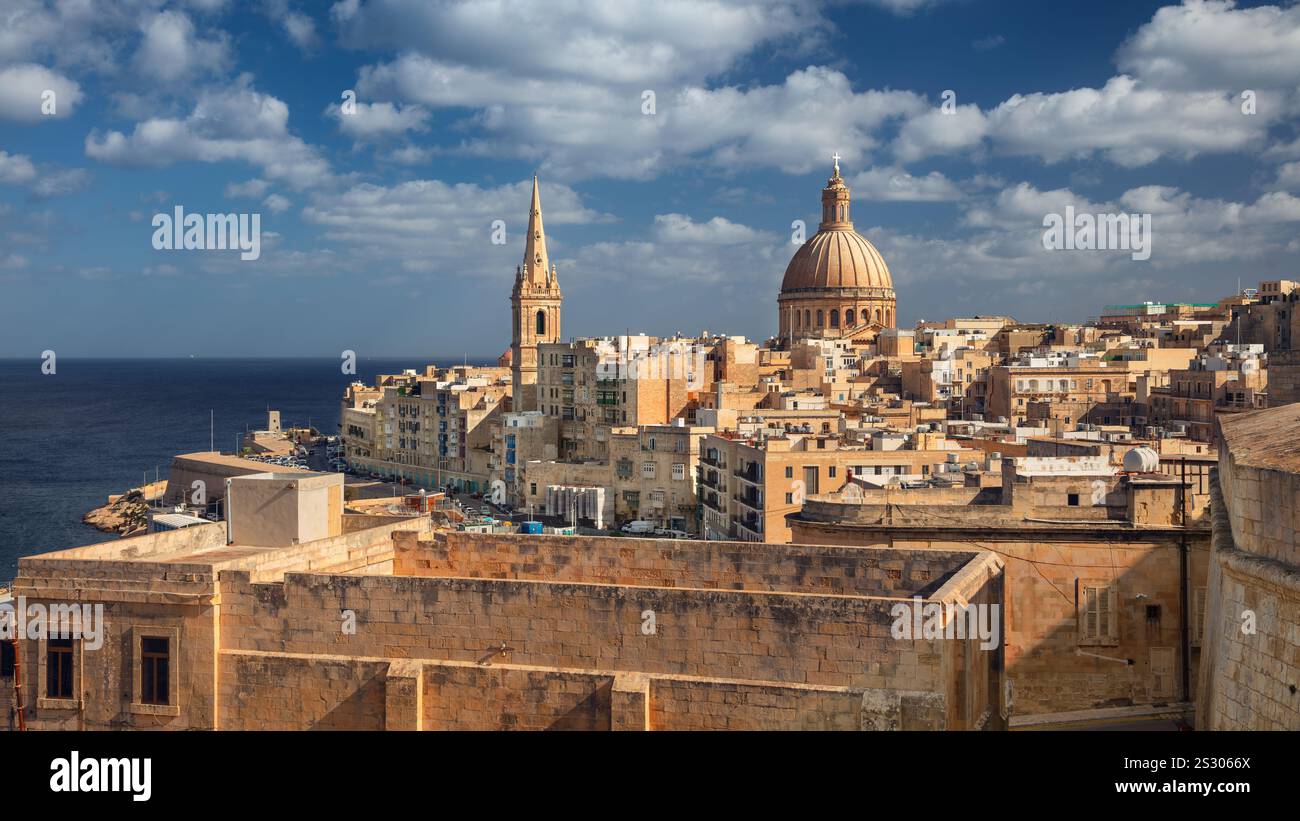 La Valletta, Malta. Immagine del paesaggio urbano della storica città vecchia di la Valletta, Malta durante il giorno di sole. Foto Stock