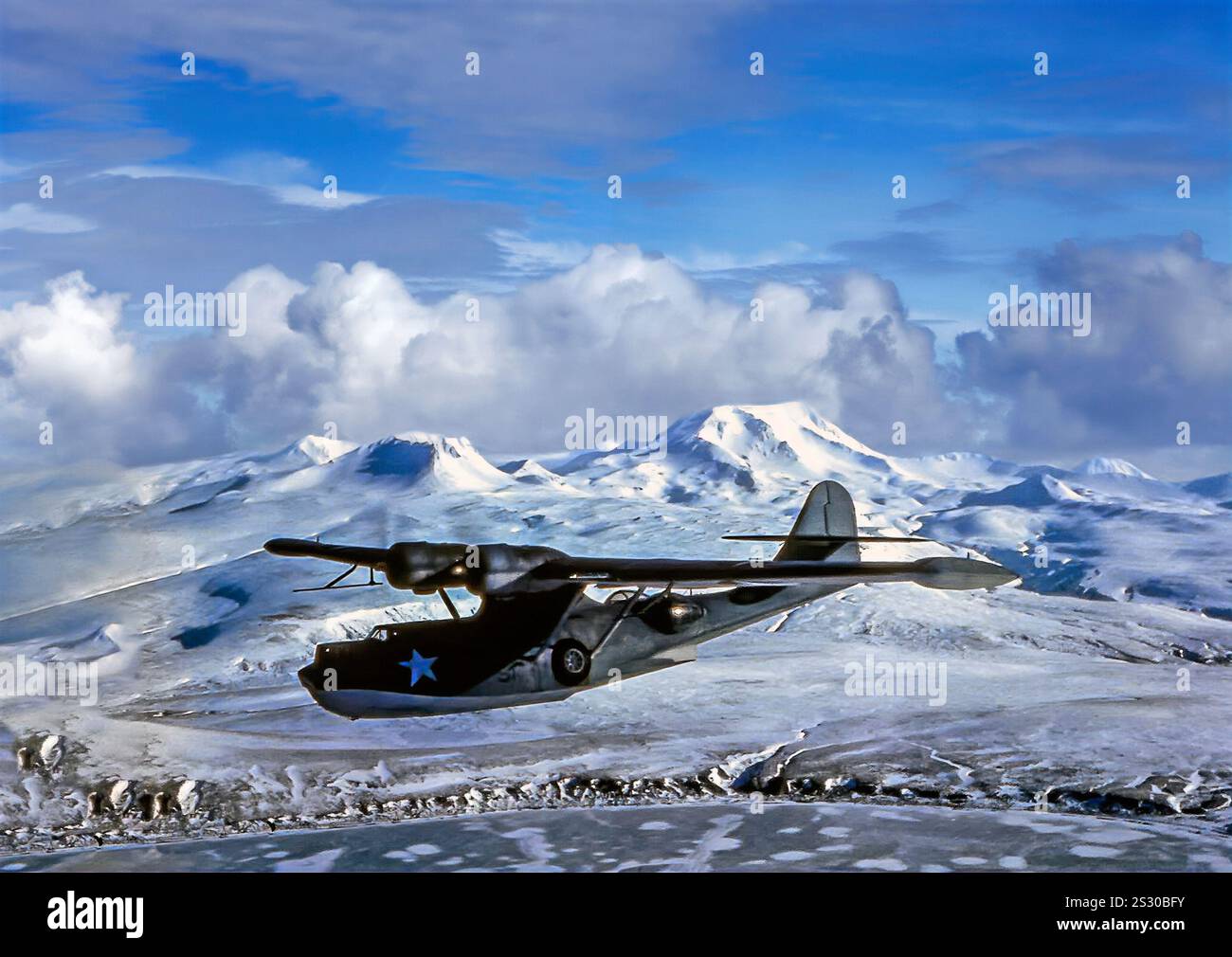 Un idrovolante anfibio Consolidated PBY Catalinain in volo. Catalinas servì con ogni ramo delle forze armate degli Stati Uniti e nelle forze aeree e marine di molte altre nazioni. Originariamente progettato per essere un bombardiere di pattuglia con un lungo raggio operativo, fu utilizzato anche in guerra anti-sottomarino, bombardamenti di pattuglia, scorta di convogli, missioni di ricerca e salvataggio (specialmente soccorso aereo-marittimo) e trasporto merci. Fu un comando costiero della RAF Catalina che volò dall'Irlanda del Nord che localizzò la corazzata tedesca Bismarck nel 1941, un avvistamento che alla fine portò alla sua distruzione. Foto Stock