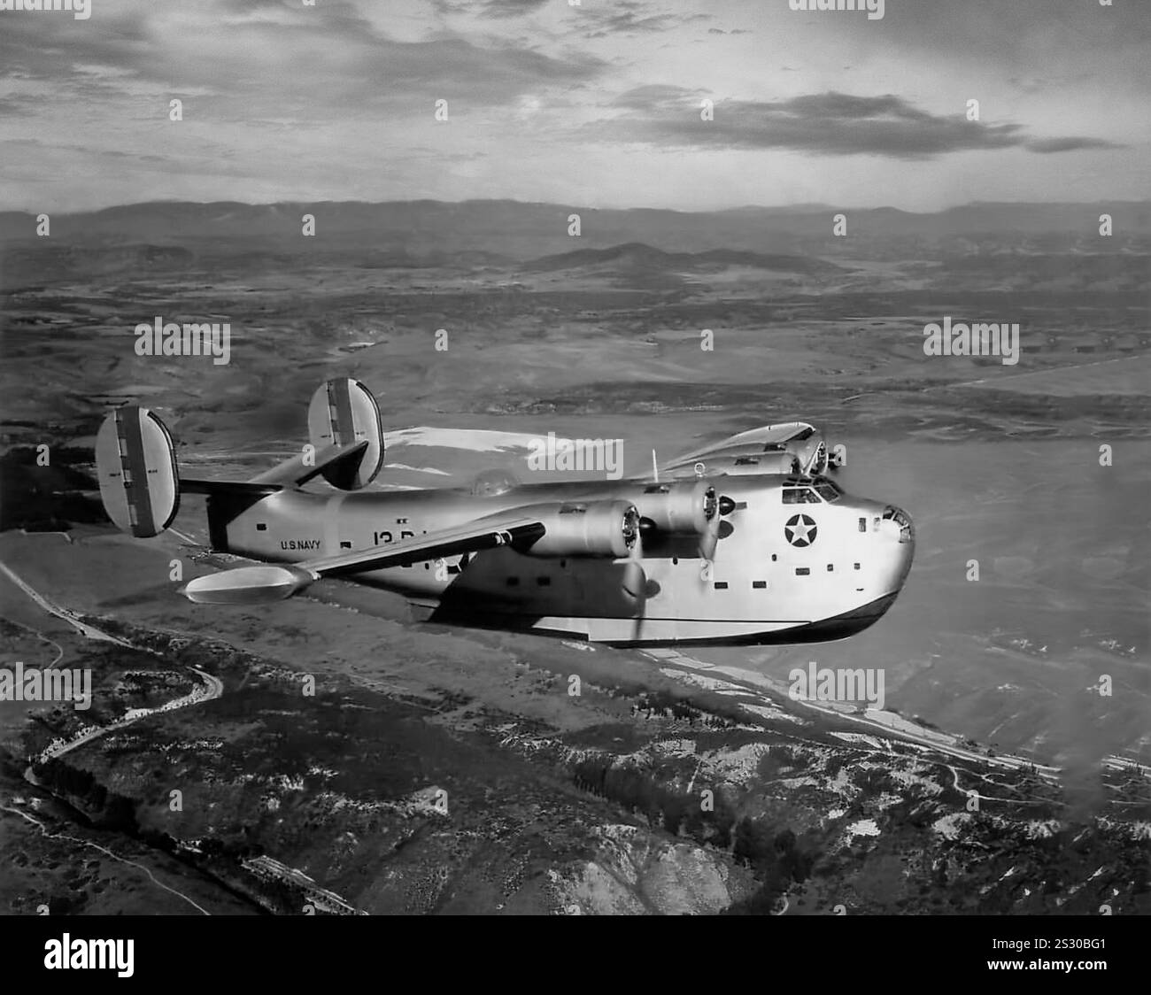 Un PB2Y Coronado in volo, un grande idrovolante pattugliatore progettato dalla Consolidated Aircraft, e utilizzato dalla US Navy durante la seconda guerra mondiale in bombardamenti, antisommergibile, aereo medico/ospedaliero e ruoli di trasporto. Si dimostrò un buon velivolo di supporto nella guerra del Pacifico, che spesso richiedeva il trasporto attraverso lunghe distanze di oceani in pericolo, in luoghi senza piste di atterraggio preparate Foto Stock