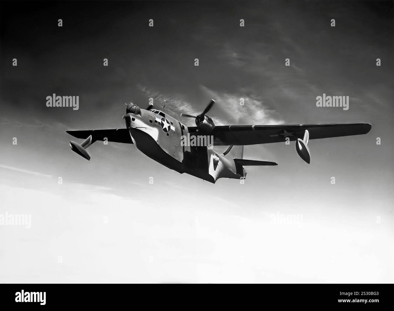 Il Boeing XPBB-1 Sea Ranger (Boeing 344) era un prototipo di idrovolante bimotore da pattugliamento costruito per la Marina degli Stati Uniti. Un aereo abbastanza grande, con un'apertura alare di quasi 140 piedi e un equipaggio di dieci, era alimentato da soli due motori radiali Wright R-3350 Duplex Cyclone, che azionavano eliche Curtiss Electric a tre pale. Era il più grande idrovolante bimotore volato durante la seconda guerra mondiale, ma fu completato un solo prototipo, l'ordine per l'aereo fu annullato, per liberare la capacità produttiva per costruire Boeing B-29, il bombardiere pesante quadrimotore. Foto Stock