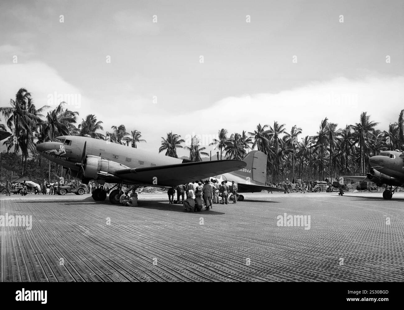 Il Douglas Dakota DC-3, era un monoplano in metallo ad ala bassa con carrello di atterraggio convenzionale, alimentato da due motori radiali a pistoni, era veloce, con una buona autonomia, affidabile e in grado di operare da brevi piste. Durante la seconda guerra mondiale, furono costruite più di 10.000 versioni militari statunitensi del DC-3, con le forze armate di molti paesi che usavano il DC-3 e le sue varianti militari per il trasporto di truppe, merci e feriti. Foto Stock