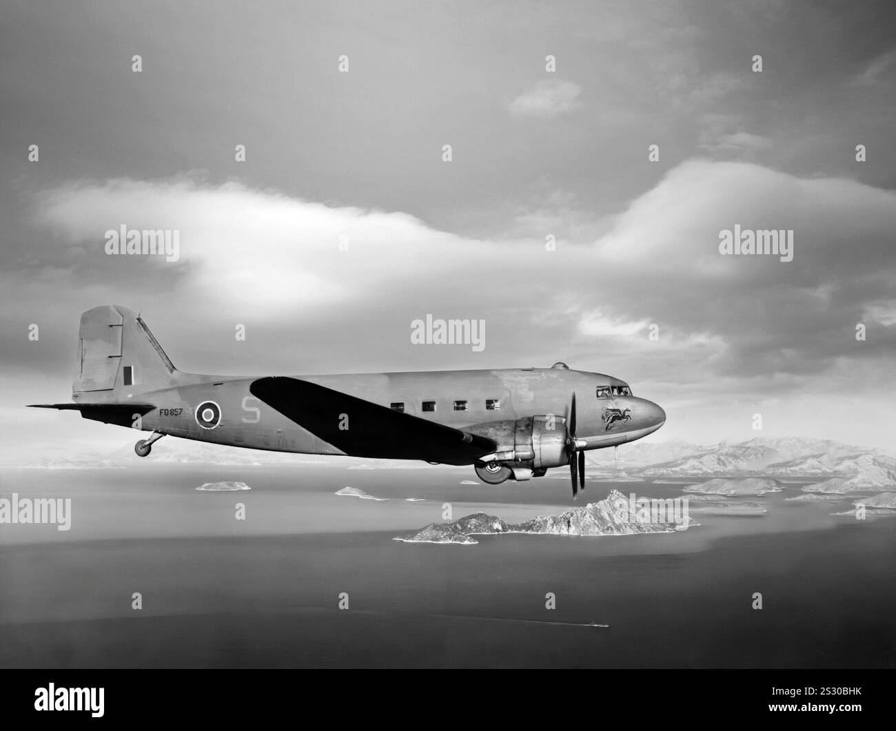 Un Douglas Dakota DC-3 del RAF 267 Squadron in volo. Il Dakota era un monoplano in metallo ad ala bassa con carrello di atterraggio convenzionale, alimentato da due motori radiali a pistoni, era veloce, con una buona autonomia, affidabile e in grado di operare da brevi piste. Durante la seconda guerra mondiale, furono costruite più di 10.000 versioni militari statunitensi del DC-3, con le forze armate di molti paesi che usavano il DC-3 e le sue varianti militari per il trasporto di truppe, merci e feriti. Foto Stock