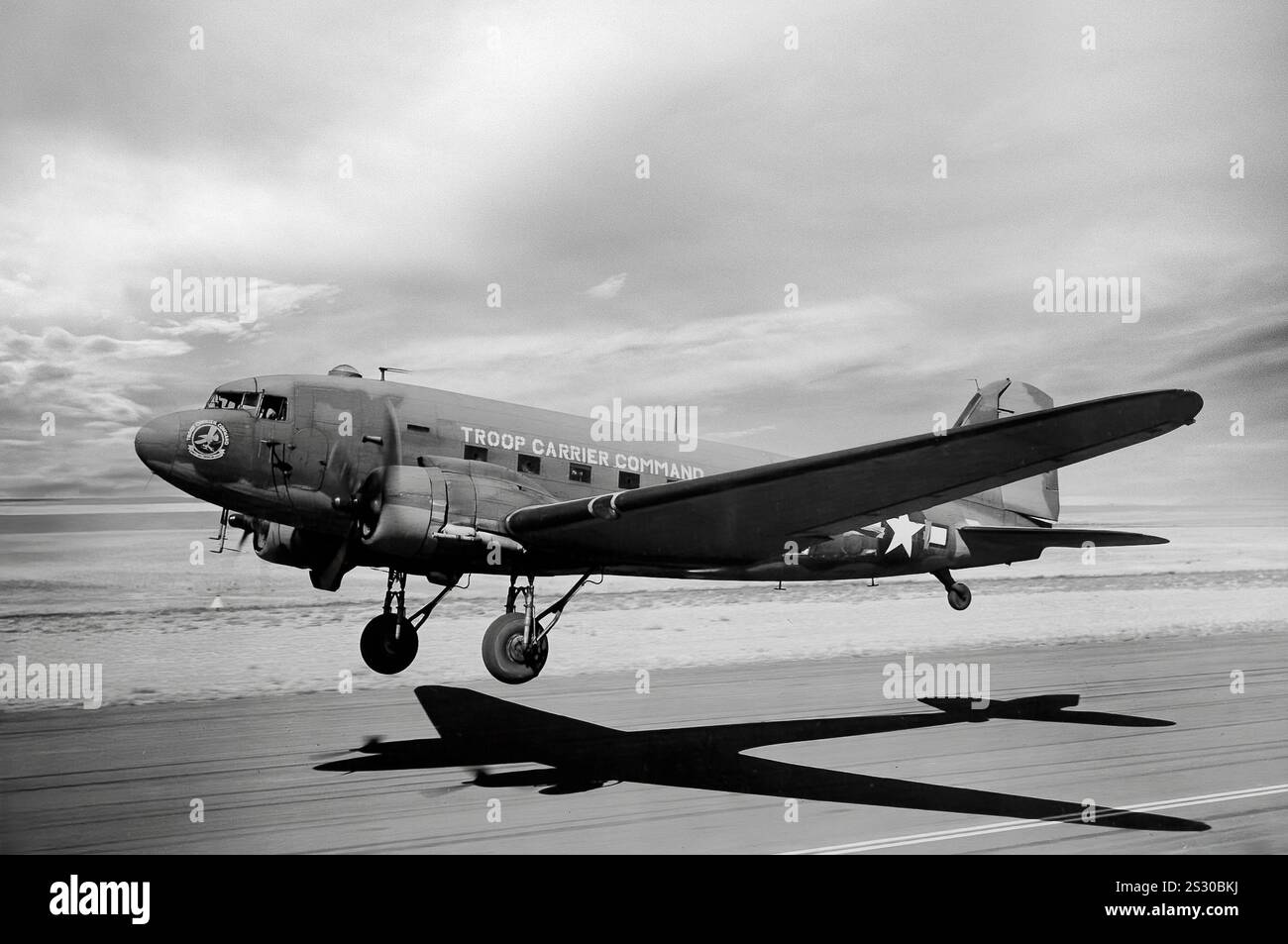 Un Douglas Dakota C-47 che sta decollando. Un monoplano in metallo ad ala bassa con carrello di atterraggio convenzionale, alimentato da due motori radiali a pistoni, era veloce, con una buona portata, affidabile e poteva funzionare da brevi piste. Durante la seconda guerra mondiale, furono costruite più di 10.000 versioni militari statunitensi del DC-3, con le forze armate di molti paesi che usavano il DC-3 e le sue varianti militari per il trasporto di truppe, merci e feriti Foto Stock