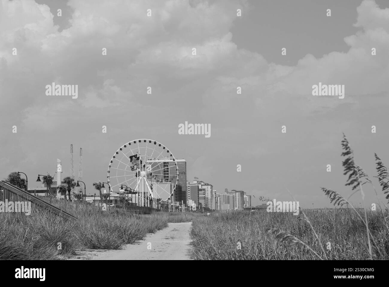 Skyline di Myrtle Beach, South Carolina, USA, con l'iconica ruota panoramica sul lungomare e Promenade, come visto nel 2011. Foto Stock