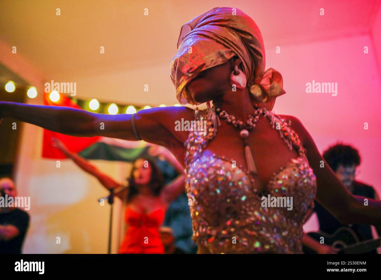 Dária Lorena, artista visivo, ballerina e coreografa brasiliana esegue una danza al crocevia della danza del ventre e delle danze tribali africane durante un evento pro-Palestina che promuove la diversità religiosa a Rio de Janeiro. Queste danze rendono omaggio alle religioni di derivazione africana rappresentando le divinità (Orixás) Oxum e Iemanjá venerate in Umbanda e Candomblé (due religioni afro-brasiliane). Questa performance è un estratto dello spettacolo "Caicara de Leque" dell'artista e cantante Maha Sati. Foto Stock