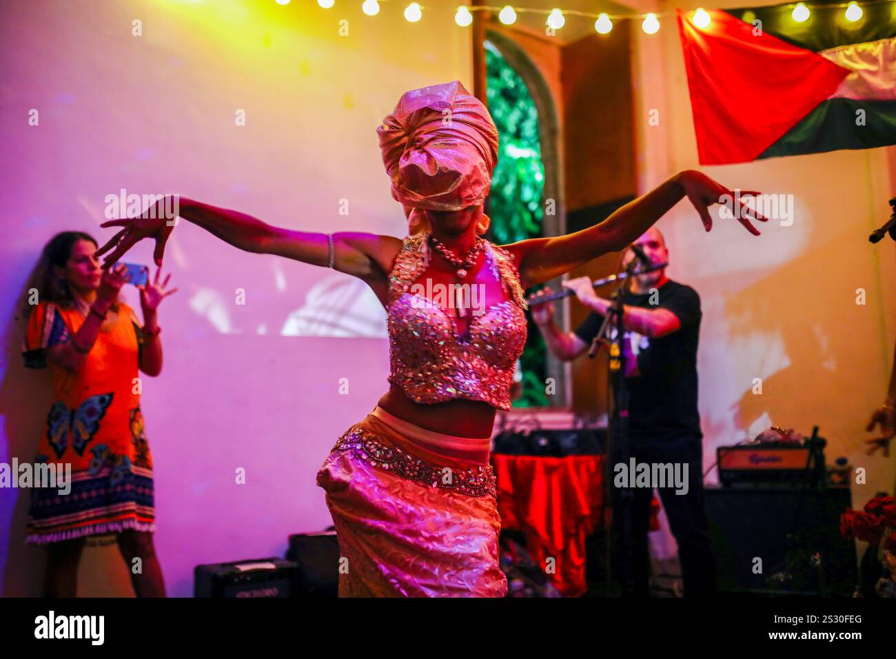 Dária Lorena, artista visivo, ballerina e coreografa brasiliana esegue una danza al crocevia della danza del ventre e delle danze tribali africane durante un evento pro-Palestina che promuove la diversità religiosa a Rio de Janeiro. Queste danze rendono omaggio alle religioni di derivazione africana rappresentando le divinità (Orixás) Oxum e Iemanjá venerate in Umbanda e Candomblé (due religioni afro-brasiliane). Questa performance è un estratto dello spettacolo "Caicara de Leque" dell'artista e cantante Maha Sati. (Foto di Apolline Guillerot-Malick/SOPA Images/Sipa USA) Foto Stock