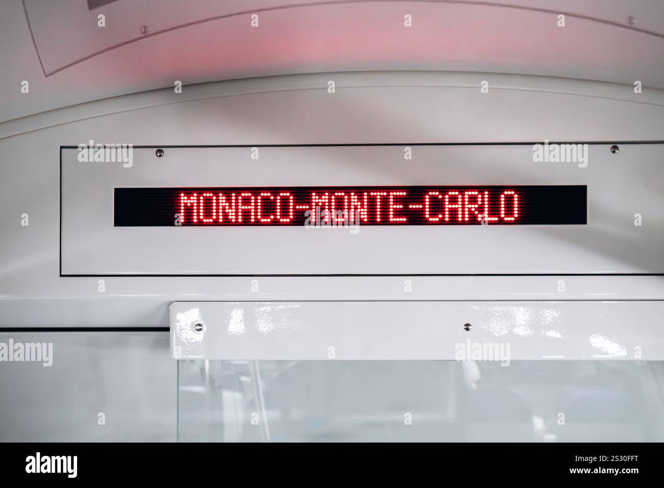 Bordo elettronico sul treno che mostra l'arrivo a Monaco Monte Carlo Foto Stock