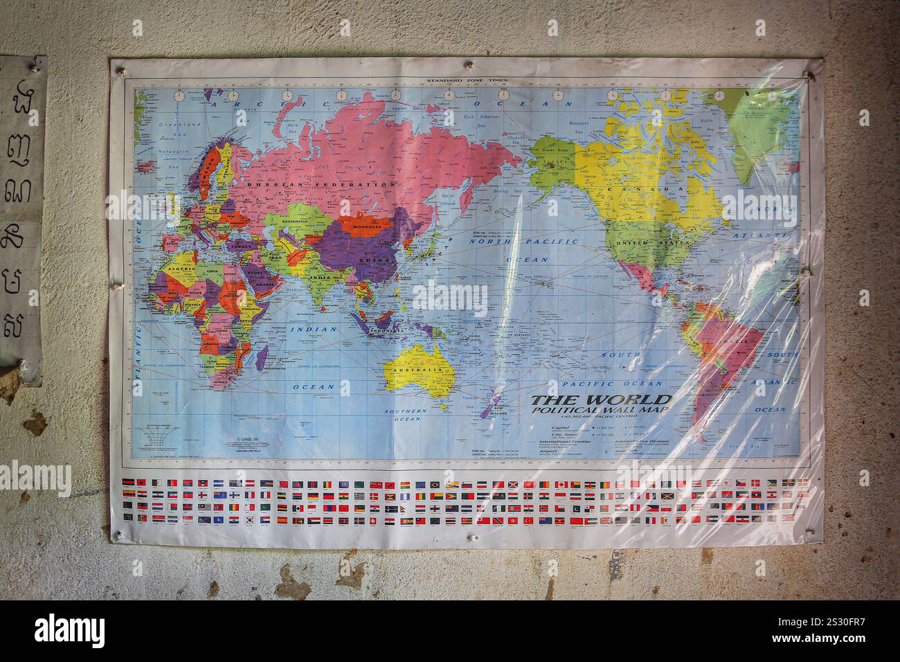 Provincia di Kandal, Cambogia. 08 gennaio 2025: La mappa politica mondiale Pacific centrata, su un muro di classe. Ritorno a scuola per i bambini Khmer nei sobborghi di Phnom Penh, più tardi che in altri paesi del sud-est asiatico. Ieri è stato un giorno festivo, mentre i cambogiani hanno celebrato la giornata della Vittoria per il genocidio il 7 gennaio 1979, con la liberazione della capitale e la caduta del regime di Pol Pot. Sebbene il paese sia prevalentemente buddista (dal 93% al 97%), le vacanze scolastiche "invernali" includono Natale, il giorno della Pace cambogiana il 29 dicembre, il Capodanno internazionale e il giorno della Vittoria. Crediti: Kevin Izorce/Alamy Live News Foto Stock