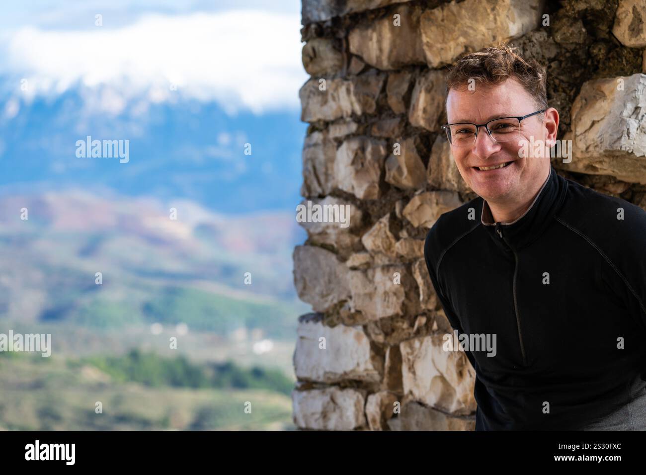 45 anni uomo al castello di Berat, Albania. Modello rilasciato Foto Stock