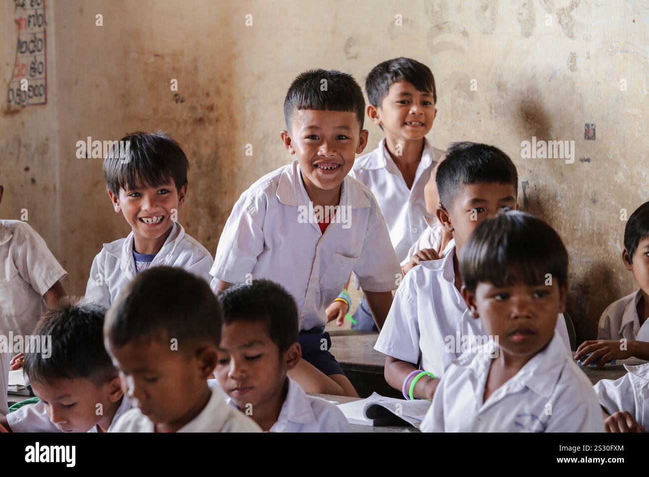Provincia di Kandal, Cambogia. 08 gennaio 2025: Scolari in uniforme nella loro classe. Ritorno a scuola per i bambini Khmer nei sobborghi di Phnom Penh, più tardi che in altri paesi del sud-est asiatico. Ieri è stato un giorno festivo, mentre i cambogiani hanno celebrato la giornata della Vittoria per il genocidio il 7 gennaio 1979, con la liberazione della capitale e la caduta del regime di Pol Pot. Sebbene il paese sia prevalentemente buddista (dal 93% al 97%), le vacanze scolastiche "invernali" includono Natale, il giorno della Pace cambogiana il 29 dicembre, il Capodanno internazionale e il giorno della Vittoria. Crediti: Kevin Izorce/Alamy Live News Foto Stock