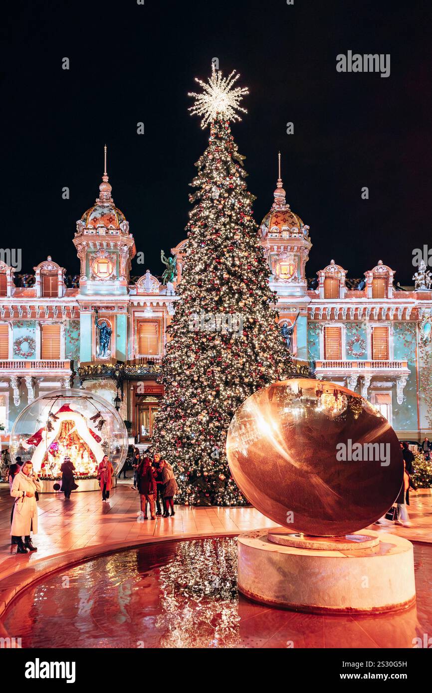 La piazza di fronte al Casinò di Monte Carlo a Monaco prima di Natale Foto Stock