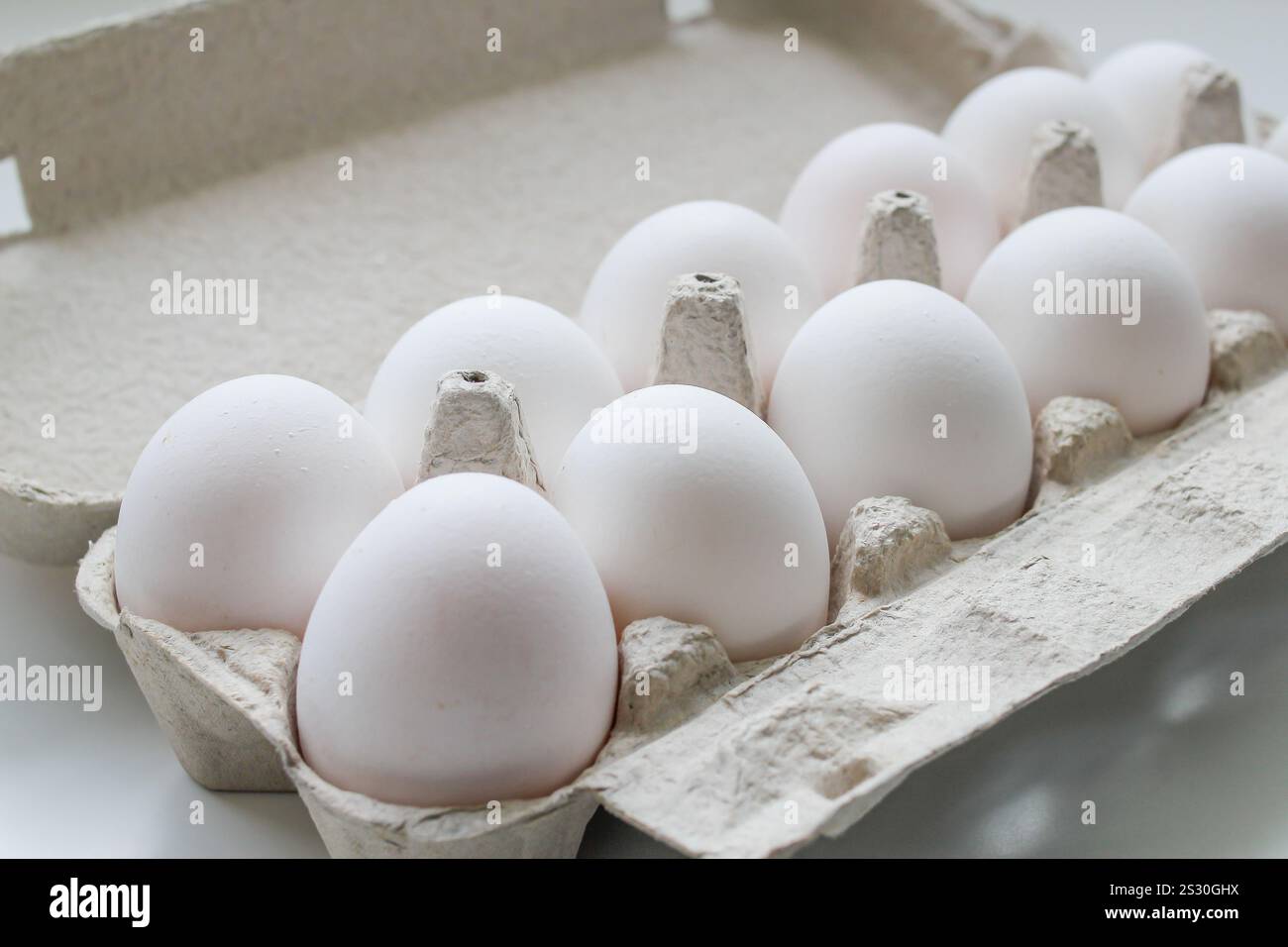 cartone pieno di albumi perfetti, foto ravvicinate Foto Stock