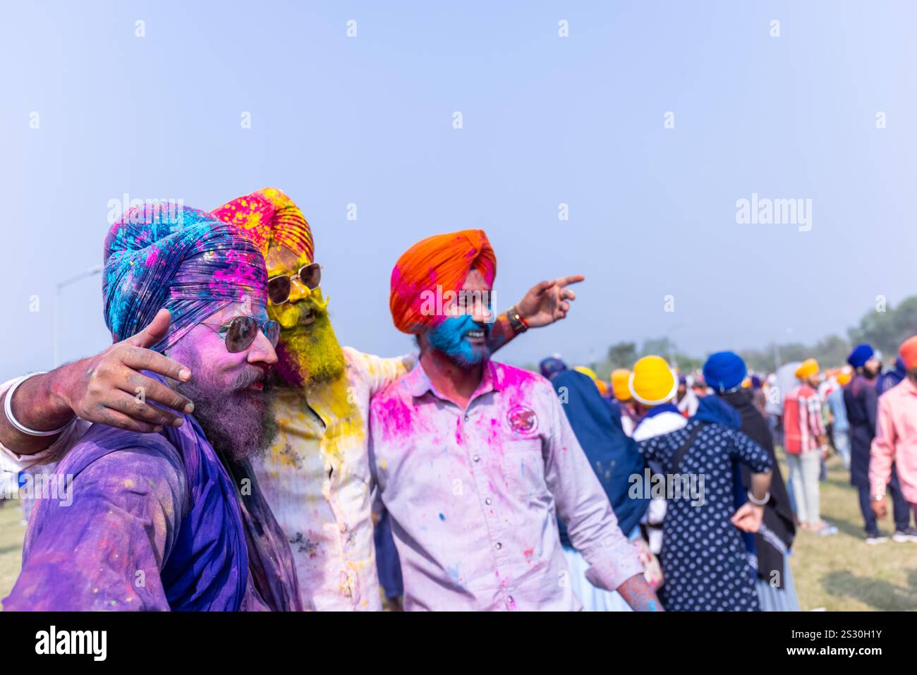 Gruppo di sikh (Nihang Sardar) durante la celebrazione del festival Hola Mohalla alle strade di Anandpur Sahib durante il festival holi. Foto Stock