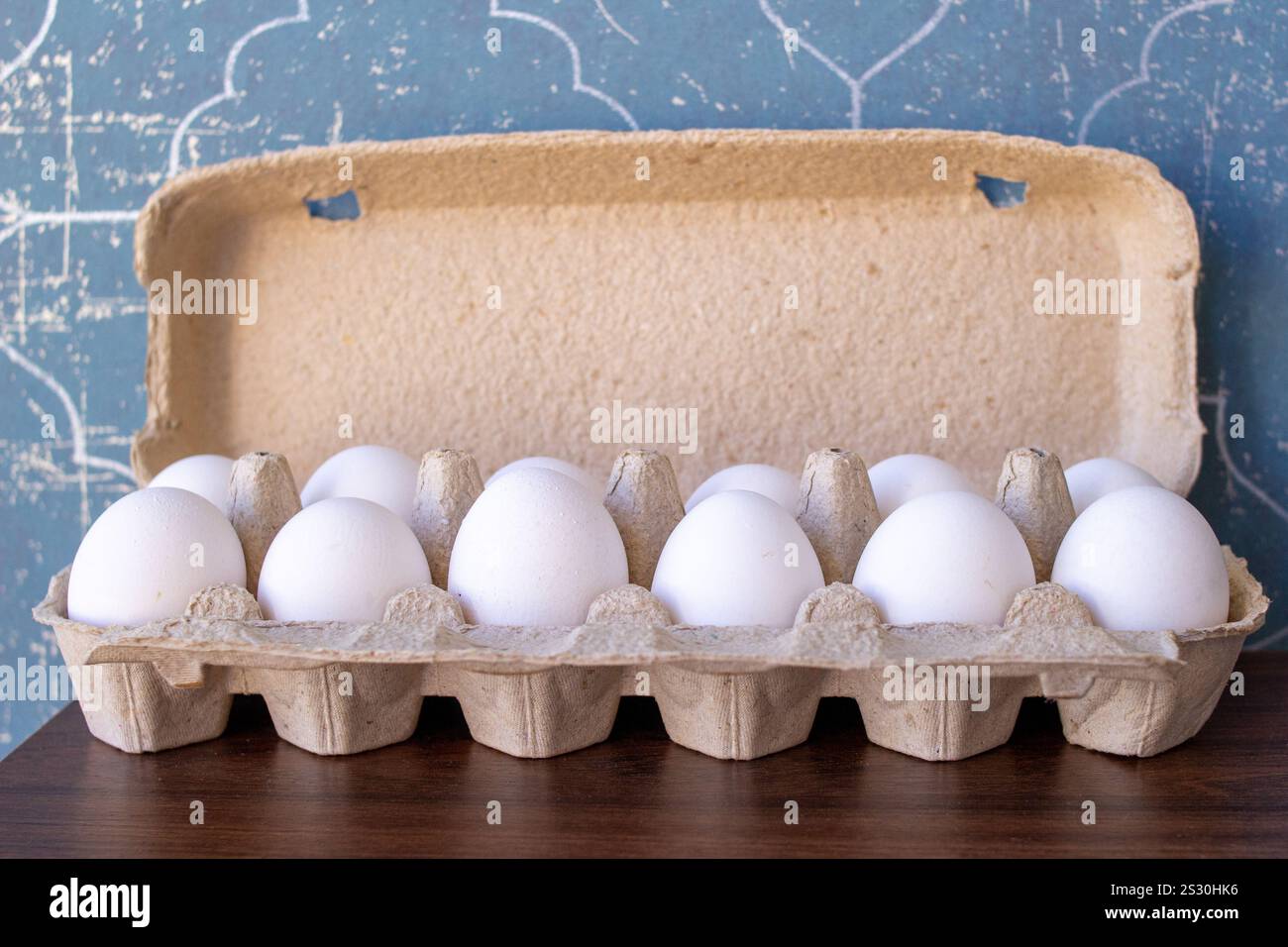 primo piano gruppo di uova bianche di cartone Foto Stock