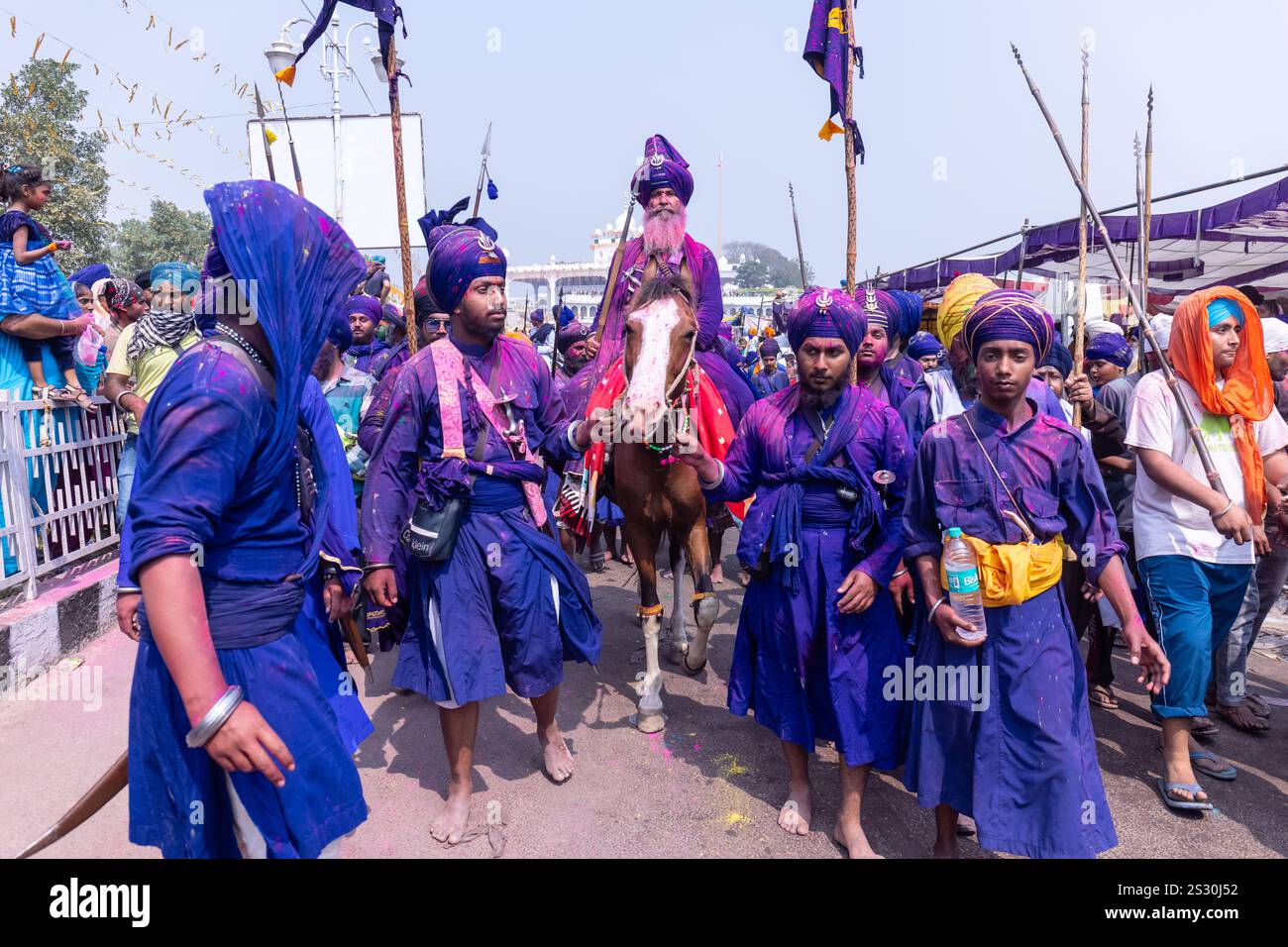Gruppo di sikh (Nihang Sardar) durante la celebrazione del festival Hola Mohalla alle strade di Anandpur Sahib durante il festival holi. Foto Stock