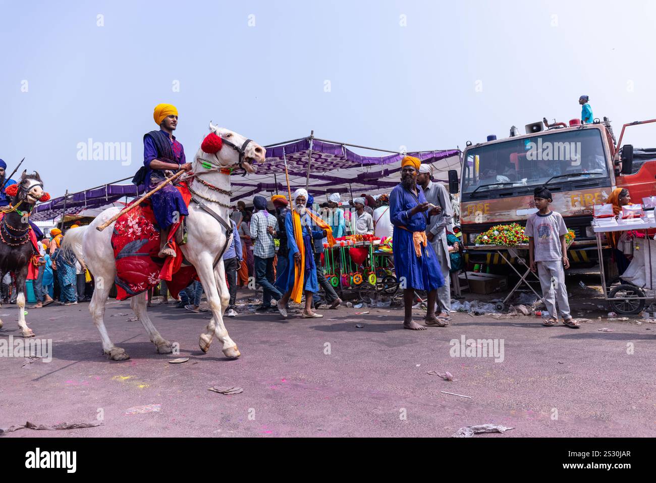 Gruppo di sikh (Nihang Sardar) durante la celebrazione del festival Hola Mohalla alle strade di Anandpur Sahib durante il festival holi. Foto Stock