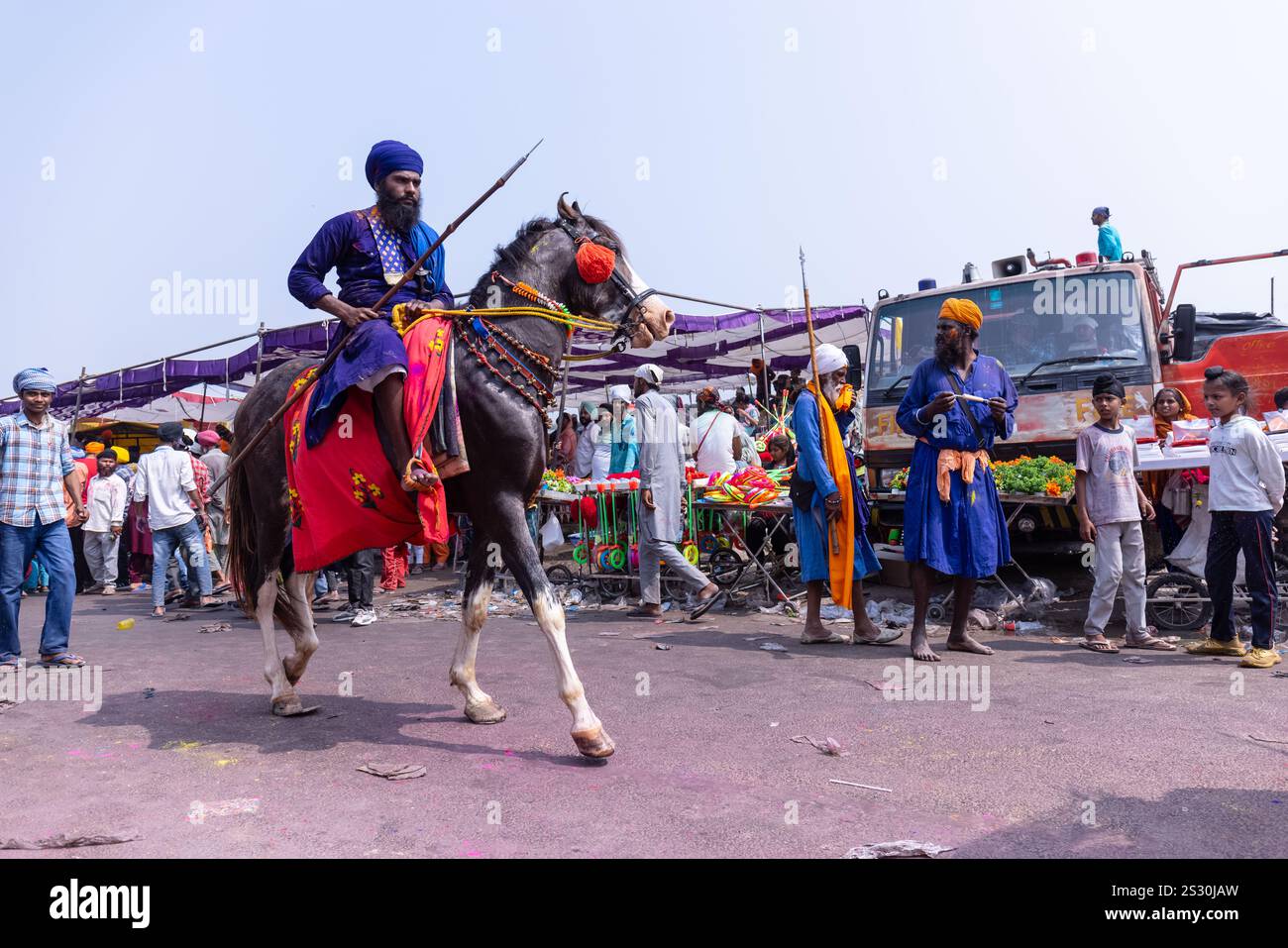 Gruppo di sikh (Nihang Sardar) durante la celebrazione del festival Hola Mohalla alle strade di Anandpur Sahib durante il festival holi. Foto Stock