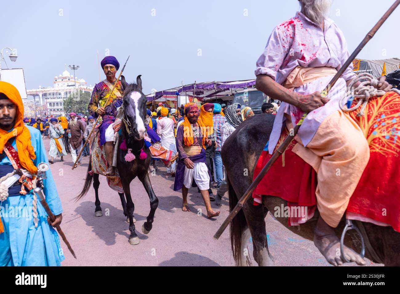 Gruppo di sikh (Nihang Sardar) durante la celebrazione del festival Hola Mohalla alle strade di Anandpur Sahib durante il festival holi. Foto Stock