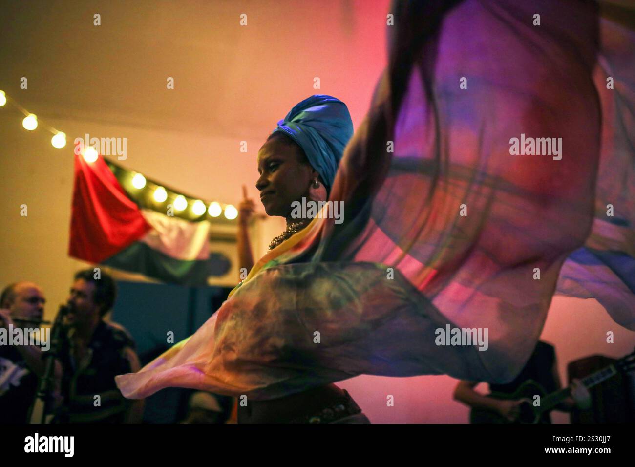 Rio De Janeiro, Brasile. 29 gennaio 2024. DÃria Lorena, artista visivo, ballerina e coreografa brasiliana esegue una danza al crocevia della danza del ventre e delle danze tribali africane durante un evento pro-Palestina che promuove la diversità religiosa a Rio de Janeiro. Queste danze rendono omaggio alle religioni di derivazione africana rappresentando le divinità (OrixÃs) Oxum e IemanjÃ venerate in Umbanda e Candomblé (due religioni afro-brasiliane). Questa performance è un estratto dello spettacolo ''Caicara de Leque'' dell'artista e cantante Maha Sati. (Immagine di credito: © Apolline Guillerot-Malick/SOPA Images via Foto Stock