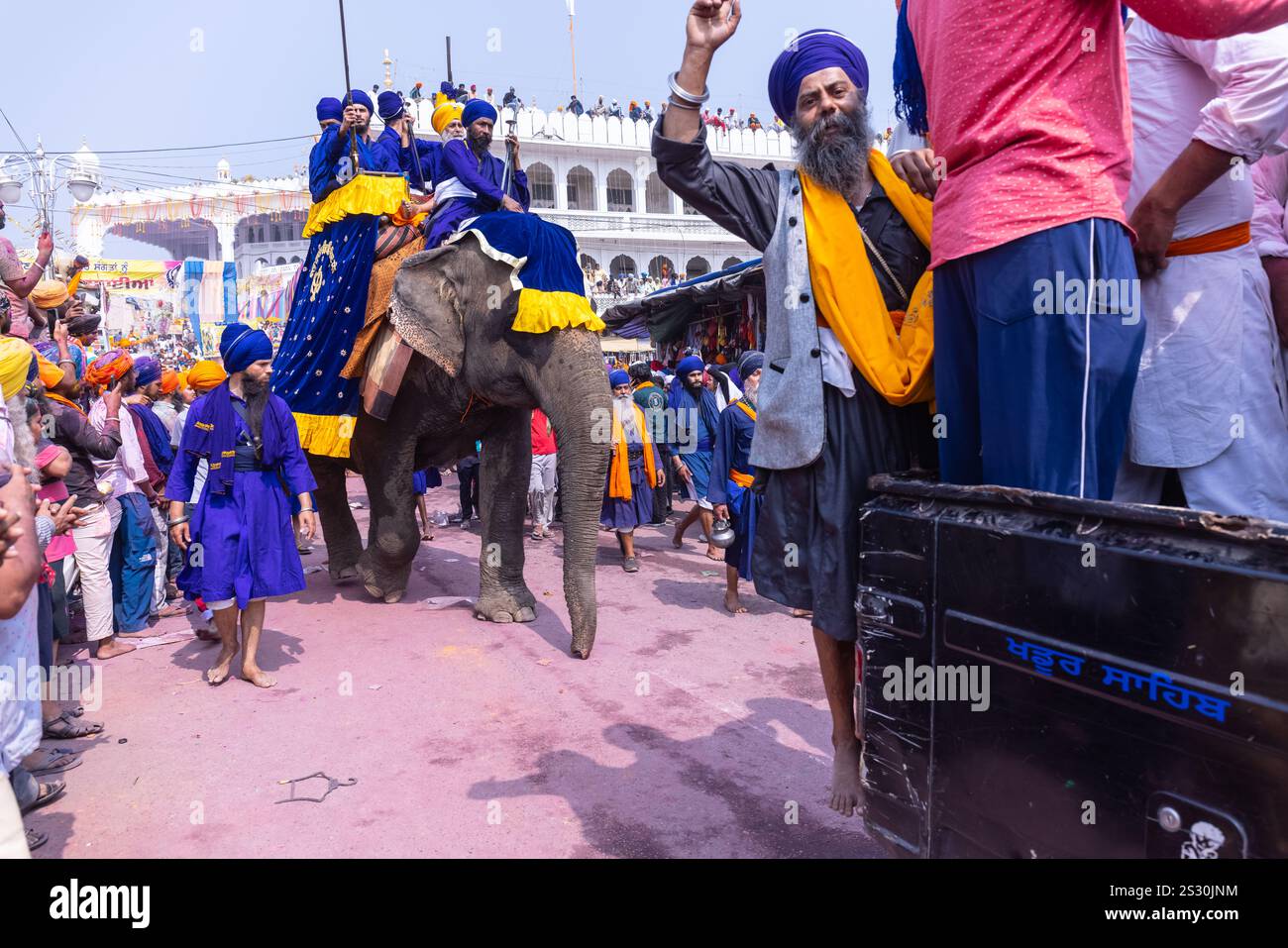 Gruppo di sikh (Nihang Sardar) durante la celebrazione del festival Hola Mohalla alle strade di Anandpur Sahib durante il festival holi. Foto Stock