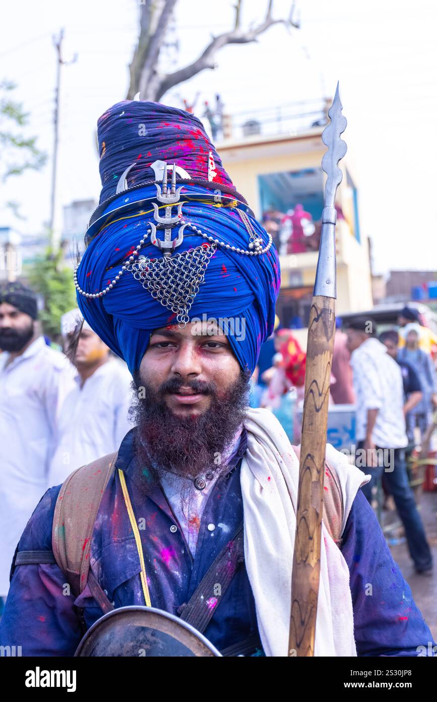 Gruppo di sikh (Nihang Sardar) durante la celebrazione del festival Hola Mohalla alle strade di Anandpur Sahib durante il festival holi. Foto Stock