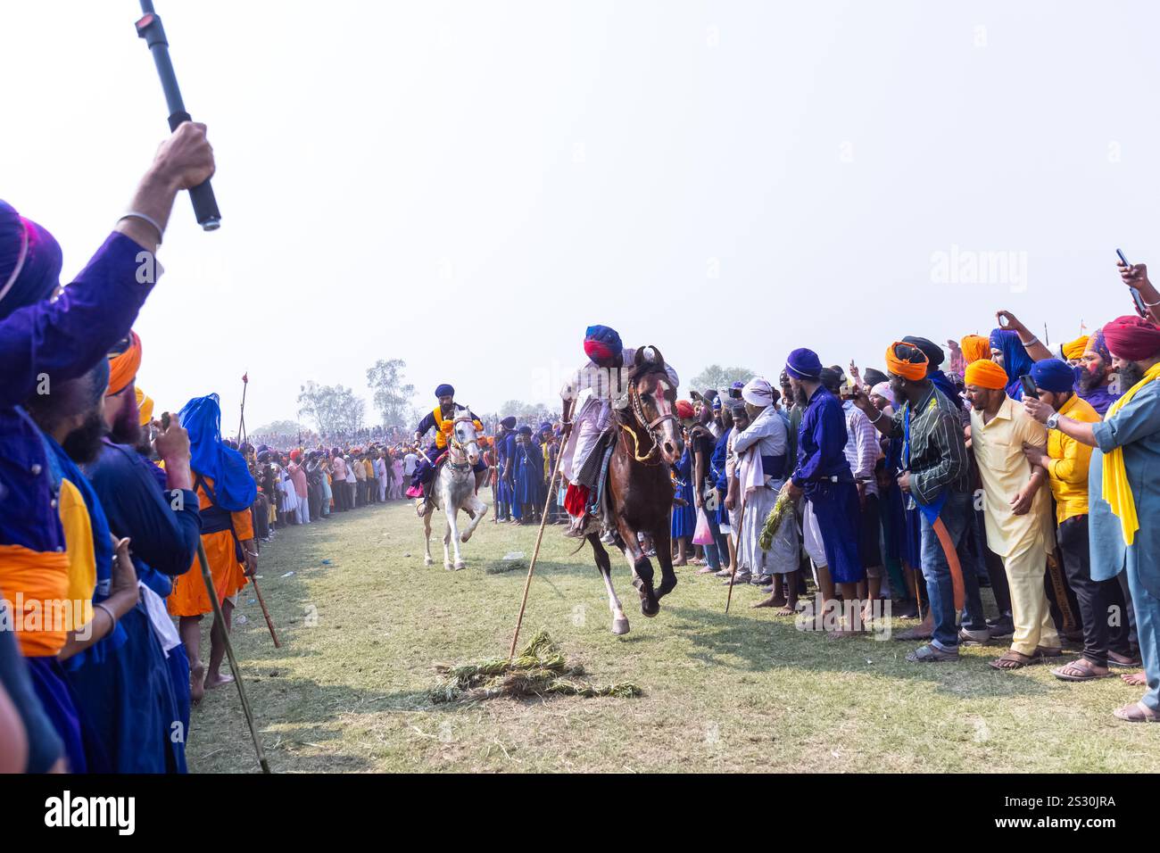 Gruppo di sikh (Nihang Sardar) durante la celebrazione del festival Hola Mohalla alle strade di Anandpur Sahib durante il festival holi. Foto Stock