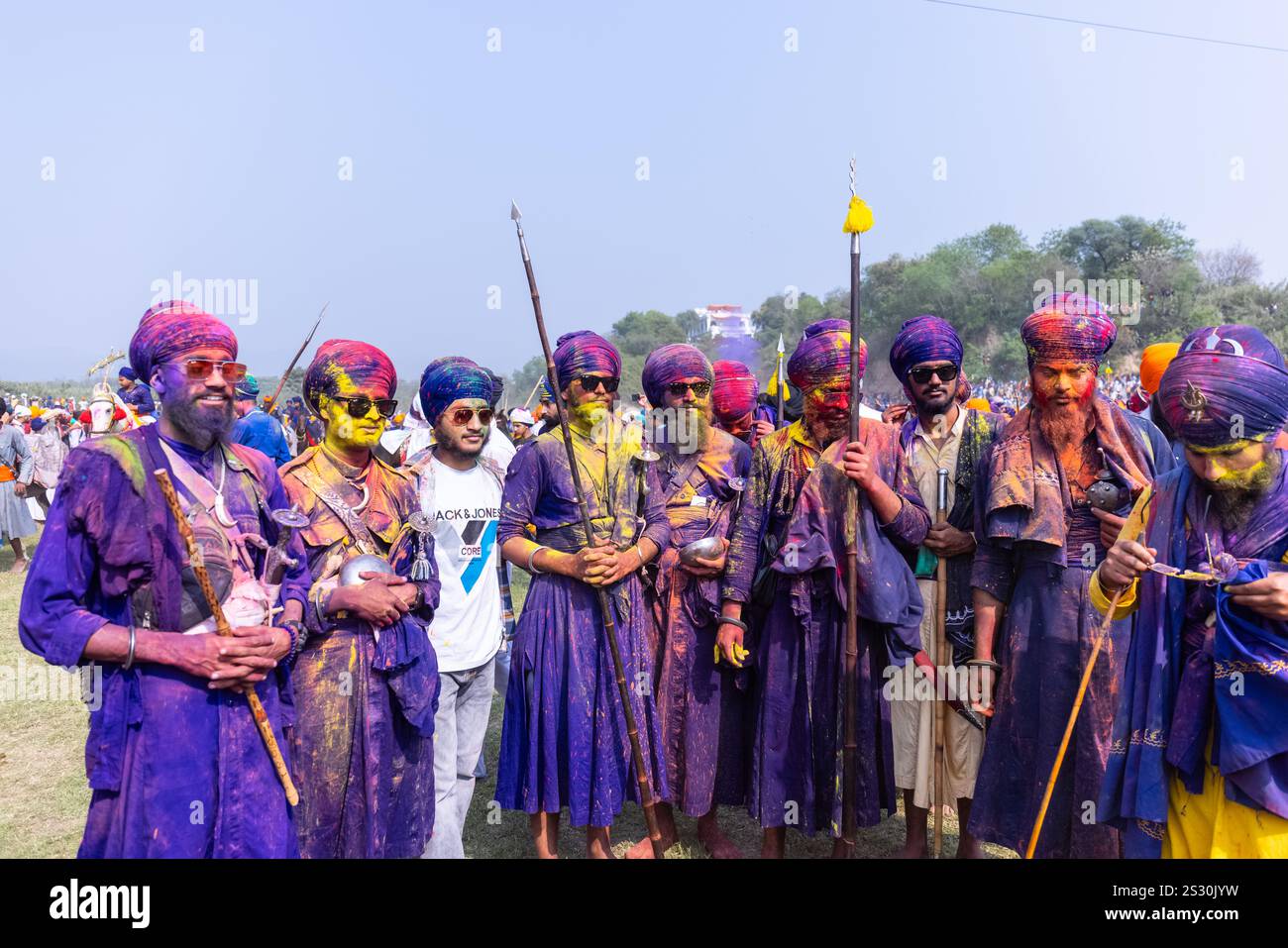 Gruppo di sikh (Nihang Sardar) durante la celebrazione del festival Hola Mohalla alle strade di Anandpur Sahib durante il festival holi. Foto Stock