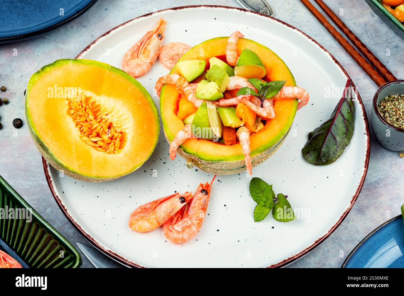 Deliziosa insalata asiatica di melone, gamberi e avocado. Foto Stock