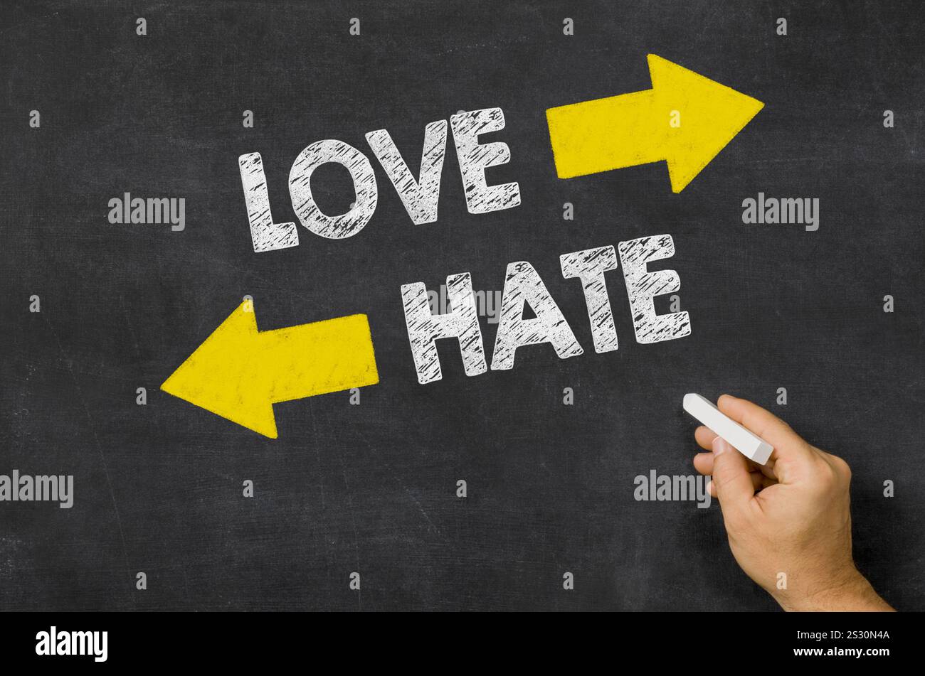 Amore o odio scritto su una lavagna Foto Stock